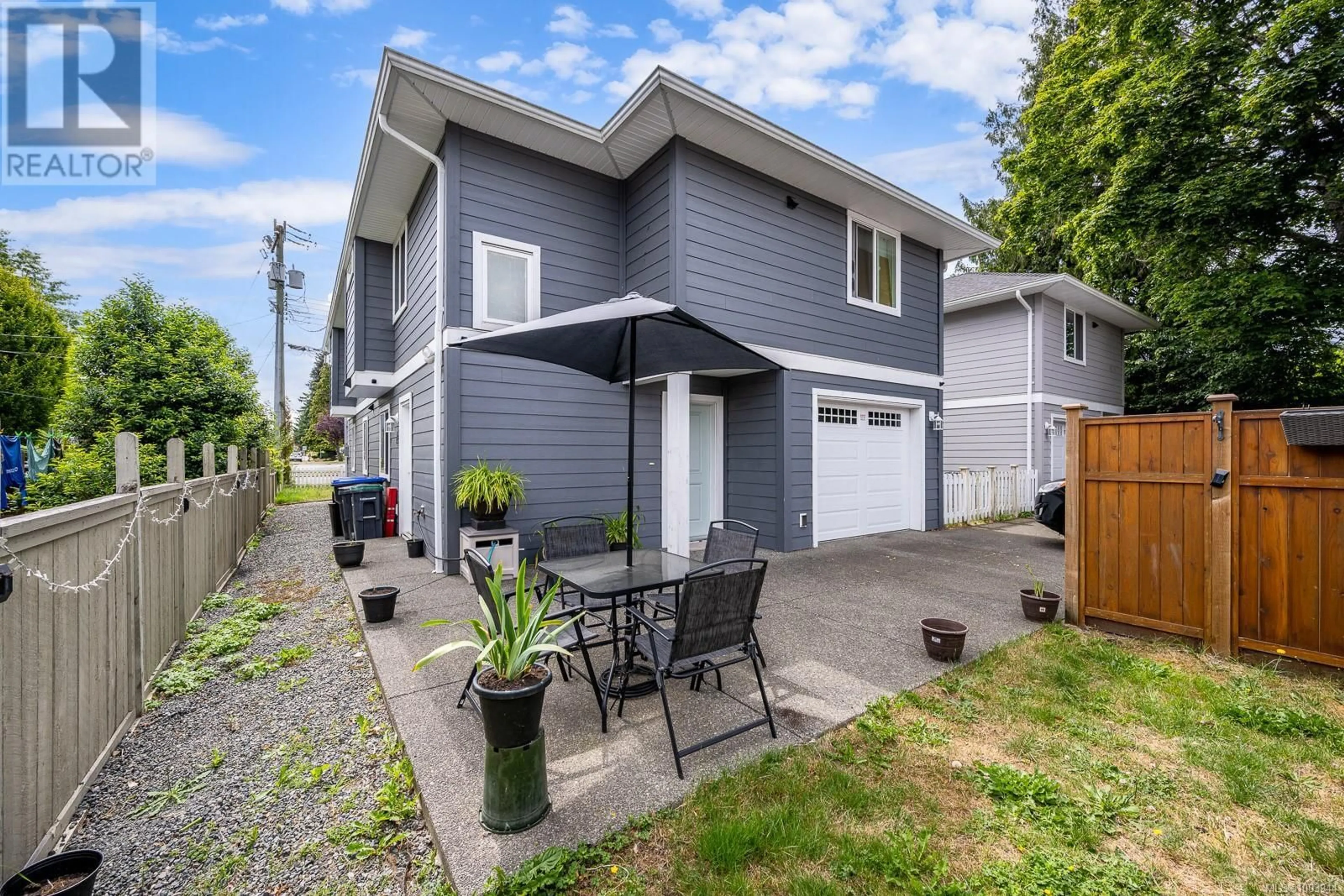 Home with vinyl exterior material, street for 719 9TH STREET, Courtenay British Columbia V9N9P1