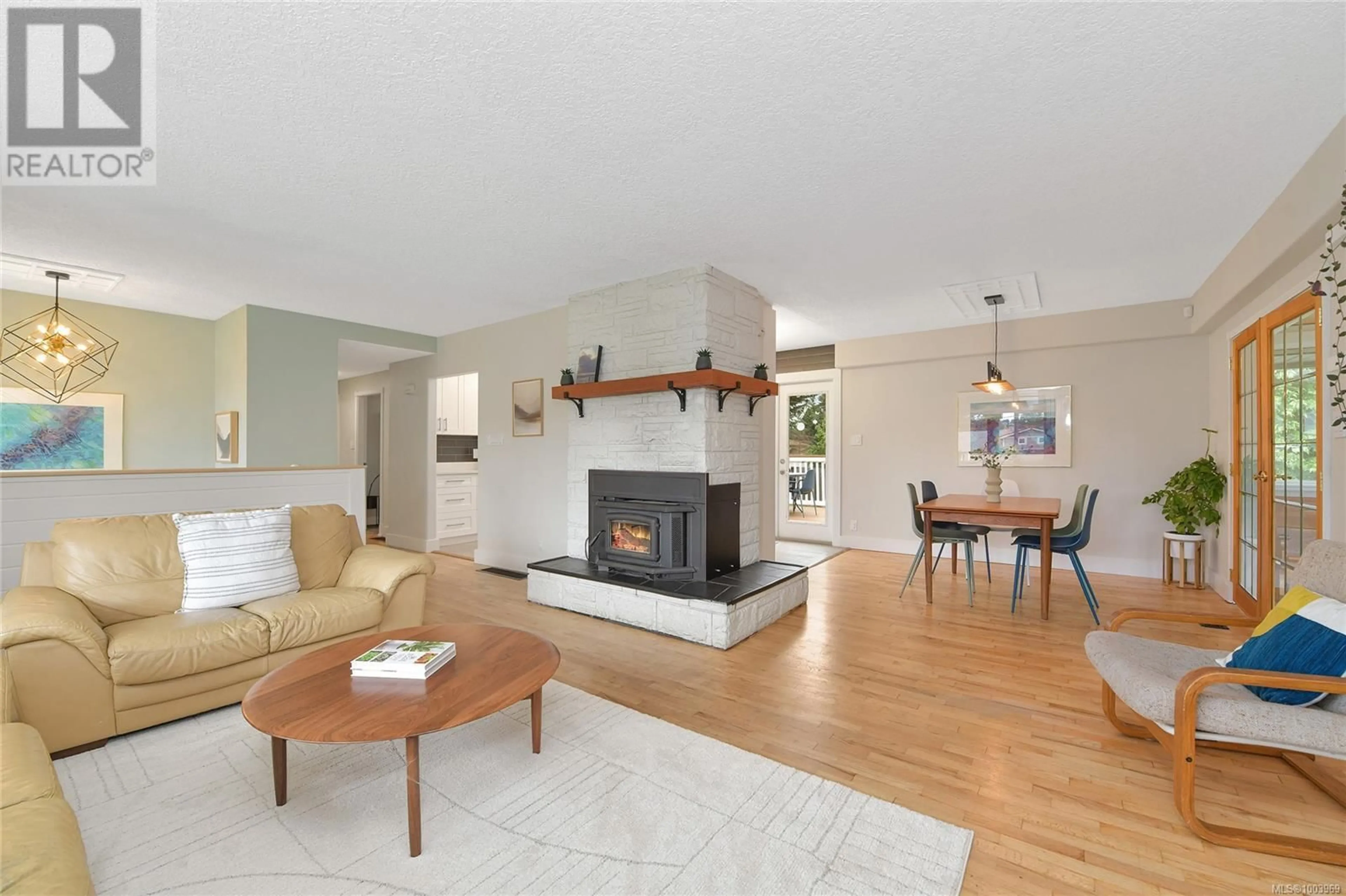 Living room with furniture, unknown for 2264 MARLENE DRIVE, Colwood British Columbia V9B2C9