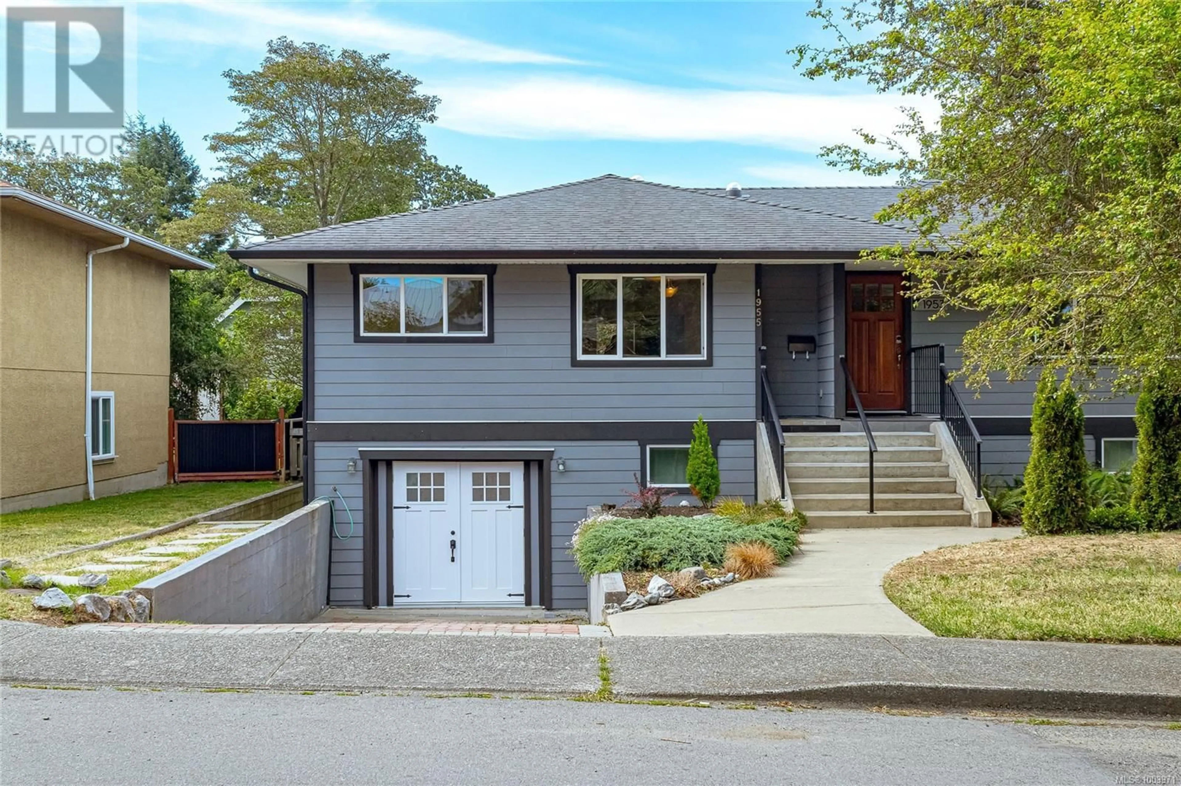 Home with vinyl exterior material, street for 1955 RICHARDSON STREET, Victoria British Columbia V8S1S5