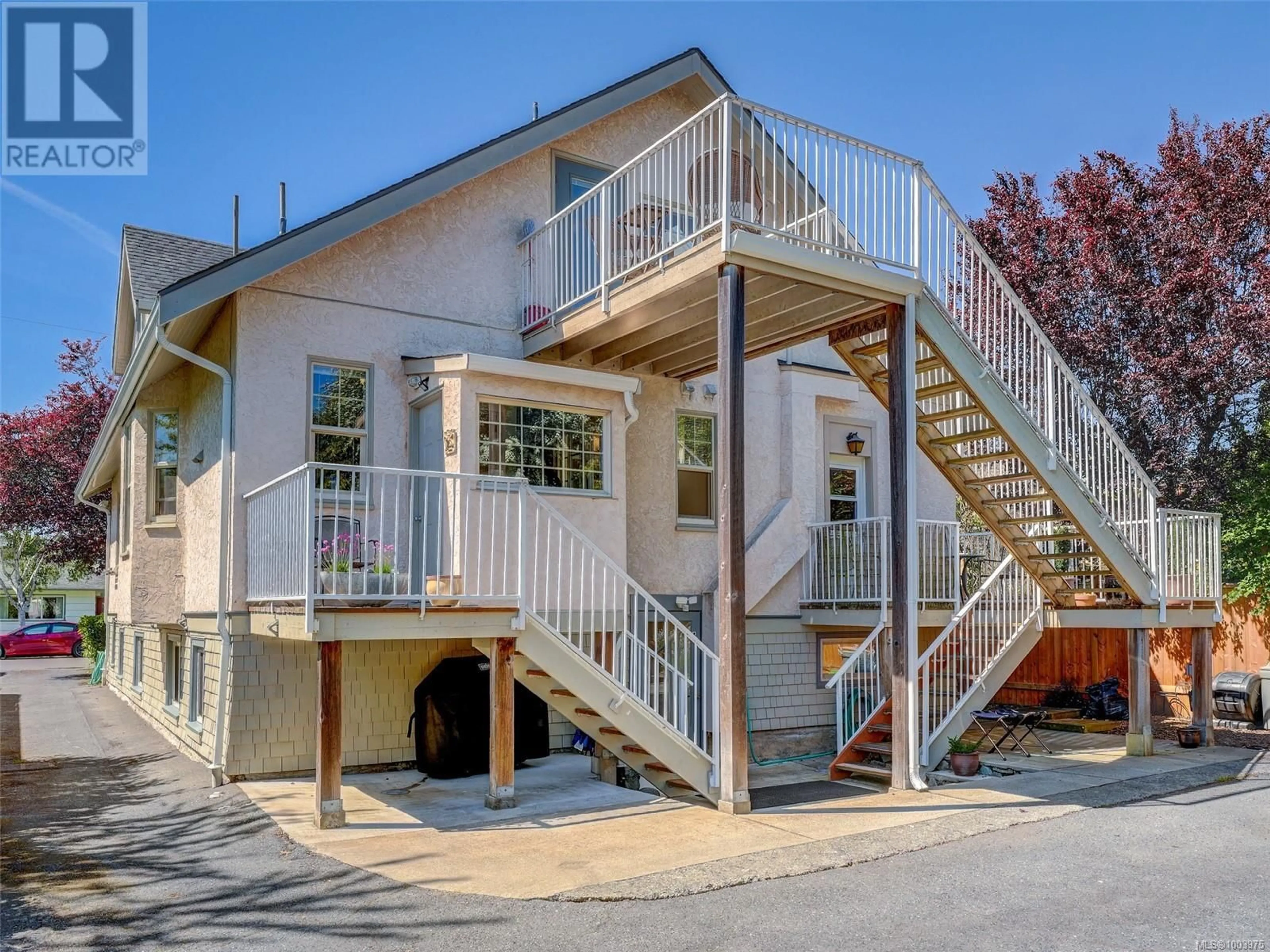 Home with vinyl exterior material, street for 355 RICHMOND AVENUE, Victoria British Columbia V8S3Y2