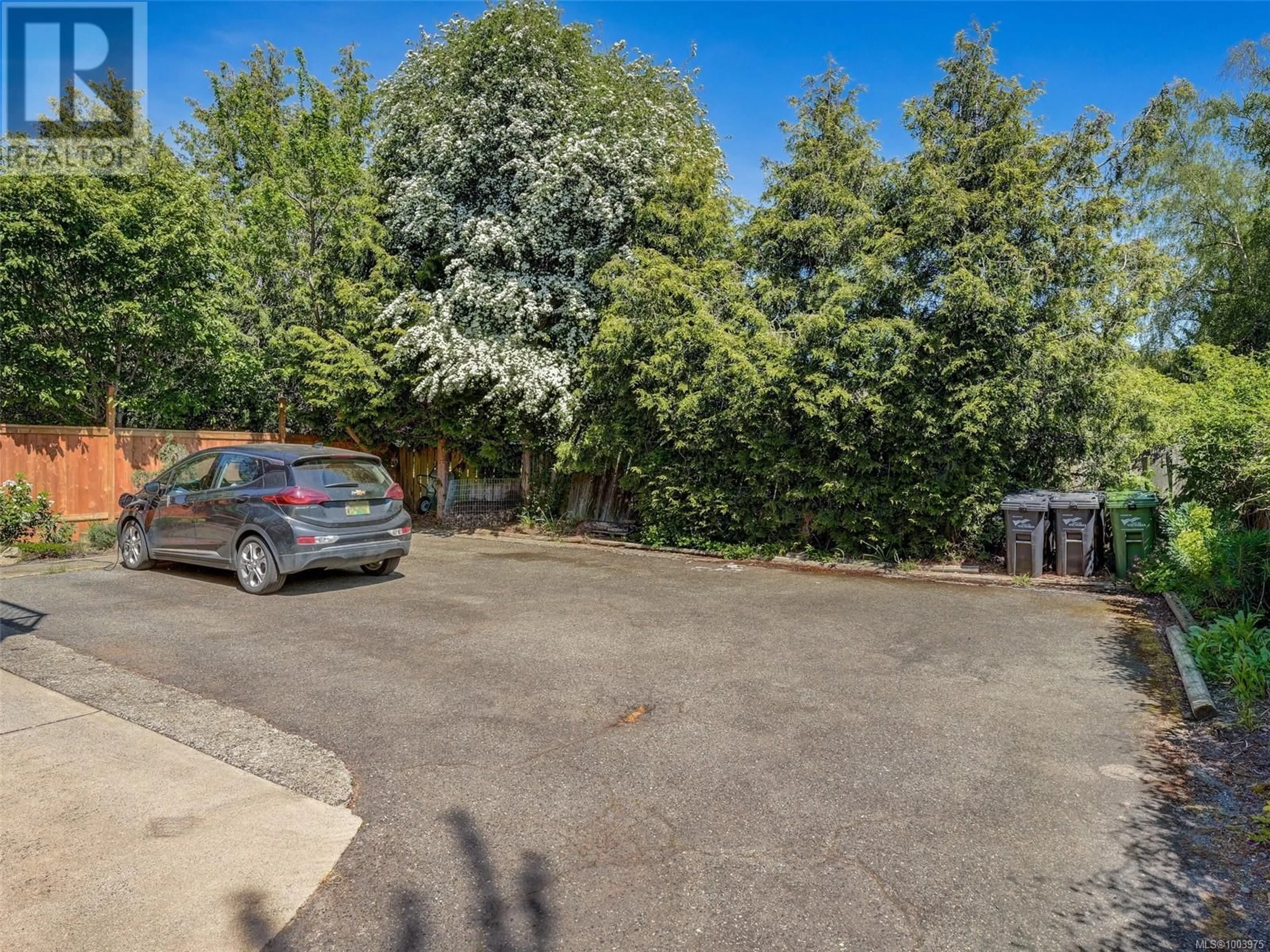 A pic from outside/outdoor area/front of a property/back of a property/a pic from drone, street for 355 RICHMOND AVENUE, Victoria British Columbia V8S3Y2