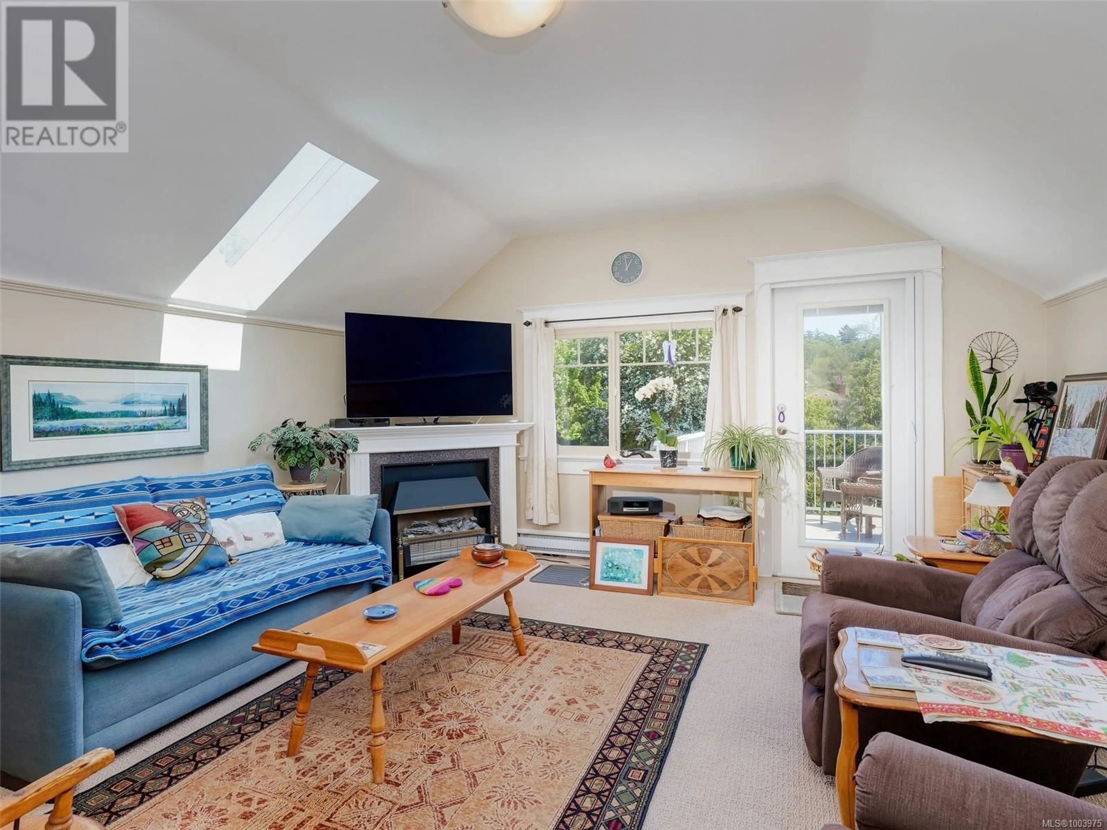 Living room with furniture, unknown for 355 RICHMOND AVENUE, Victoria British Columbia V8S3Y2