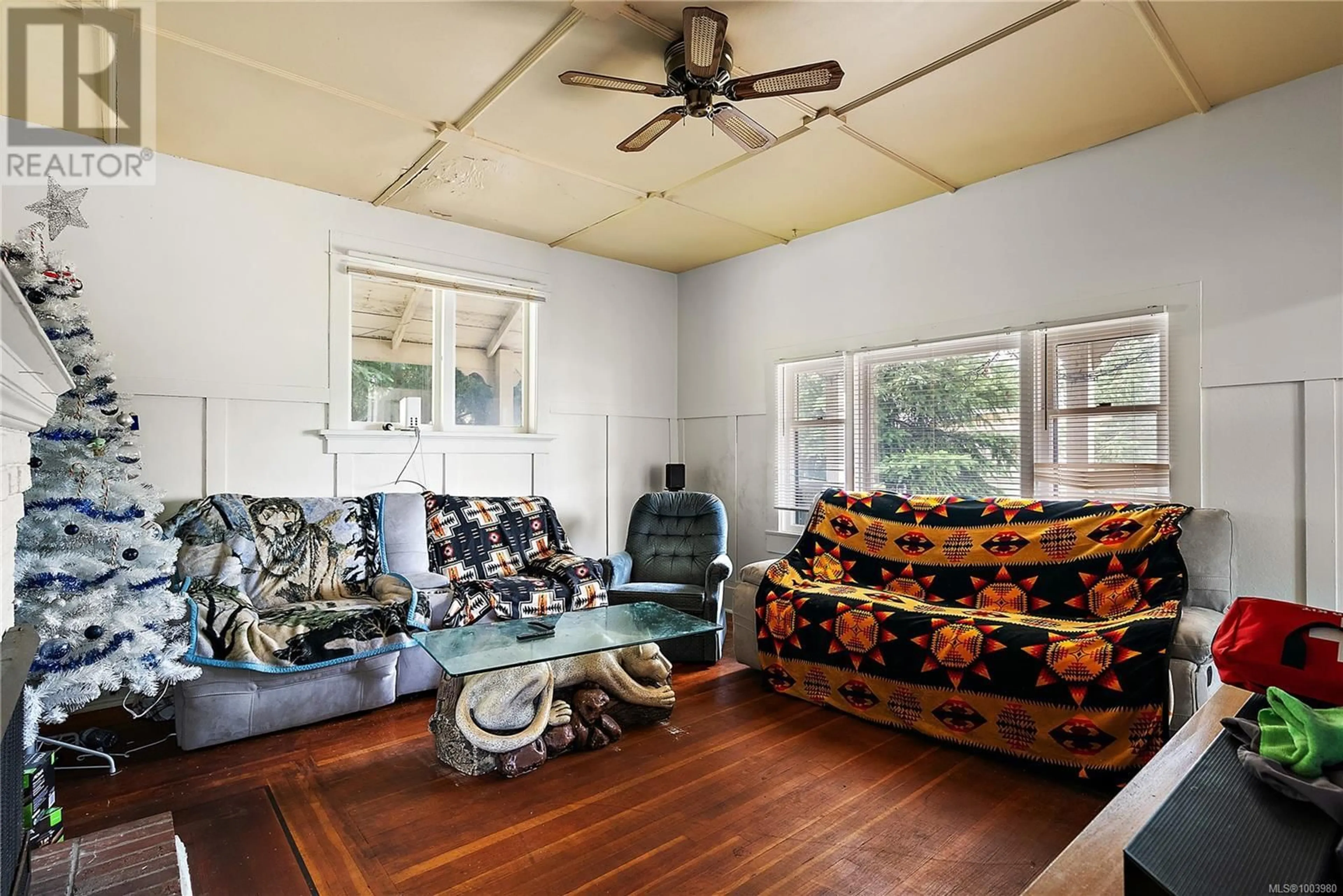 Living room with furniture, unknown for 3749 QUADRA STREET, Saanich British Columbia V8X1H5