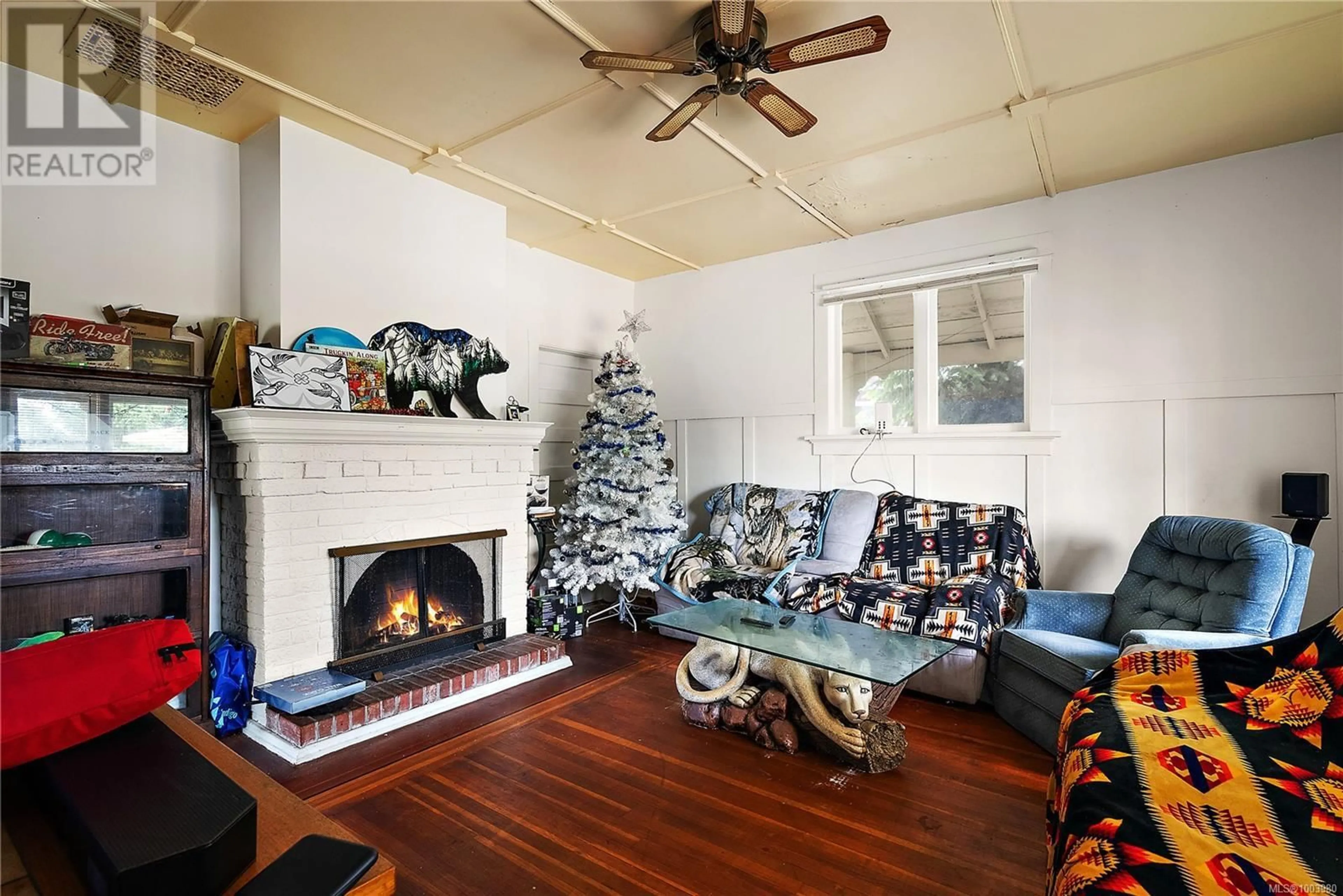 Living room with furniture, unknown for 3749 QUADRA STREET, Saanich British Columbia V8X1H5