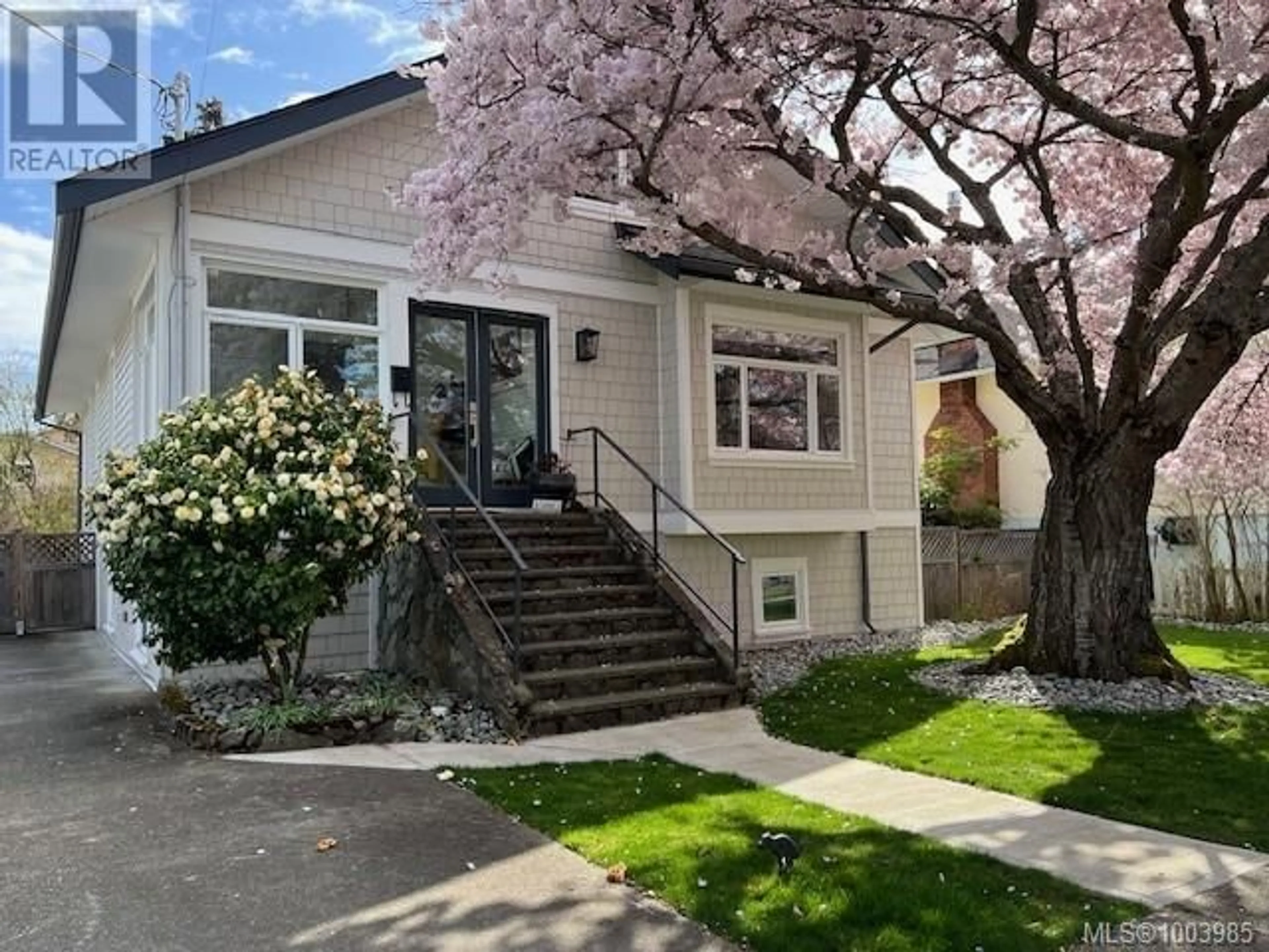 Home with vinyl exterior material, street for 1803 DAVIE STREET, Victoria British Columbia V8R4W5