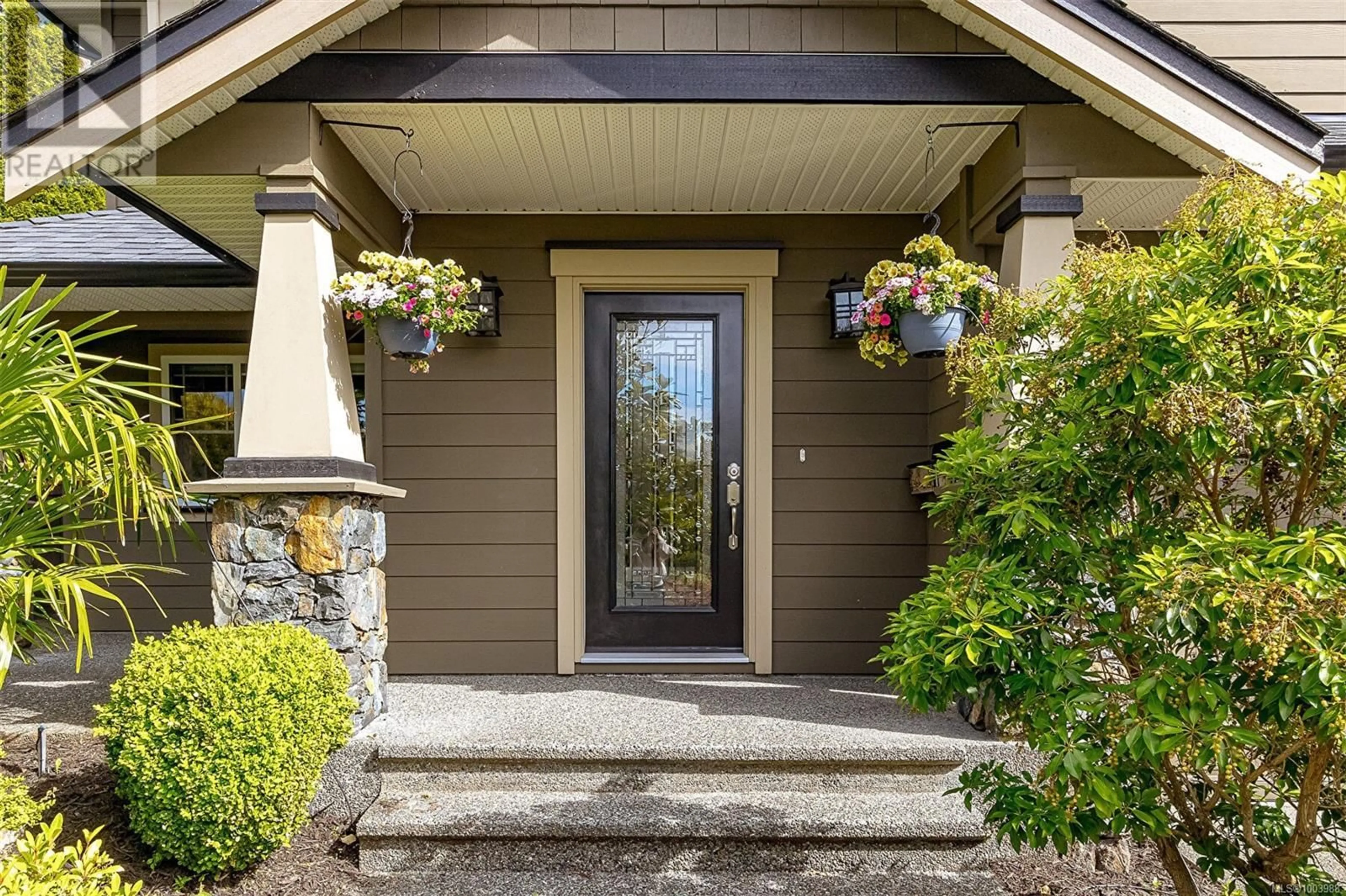 Indoor entryway for 817 ROGERS WAY, Saanich British Columbia V8X5L1
