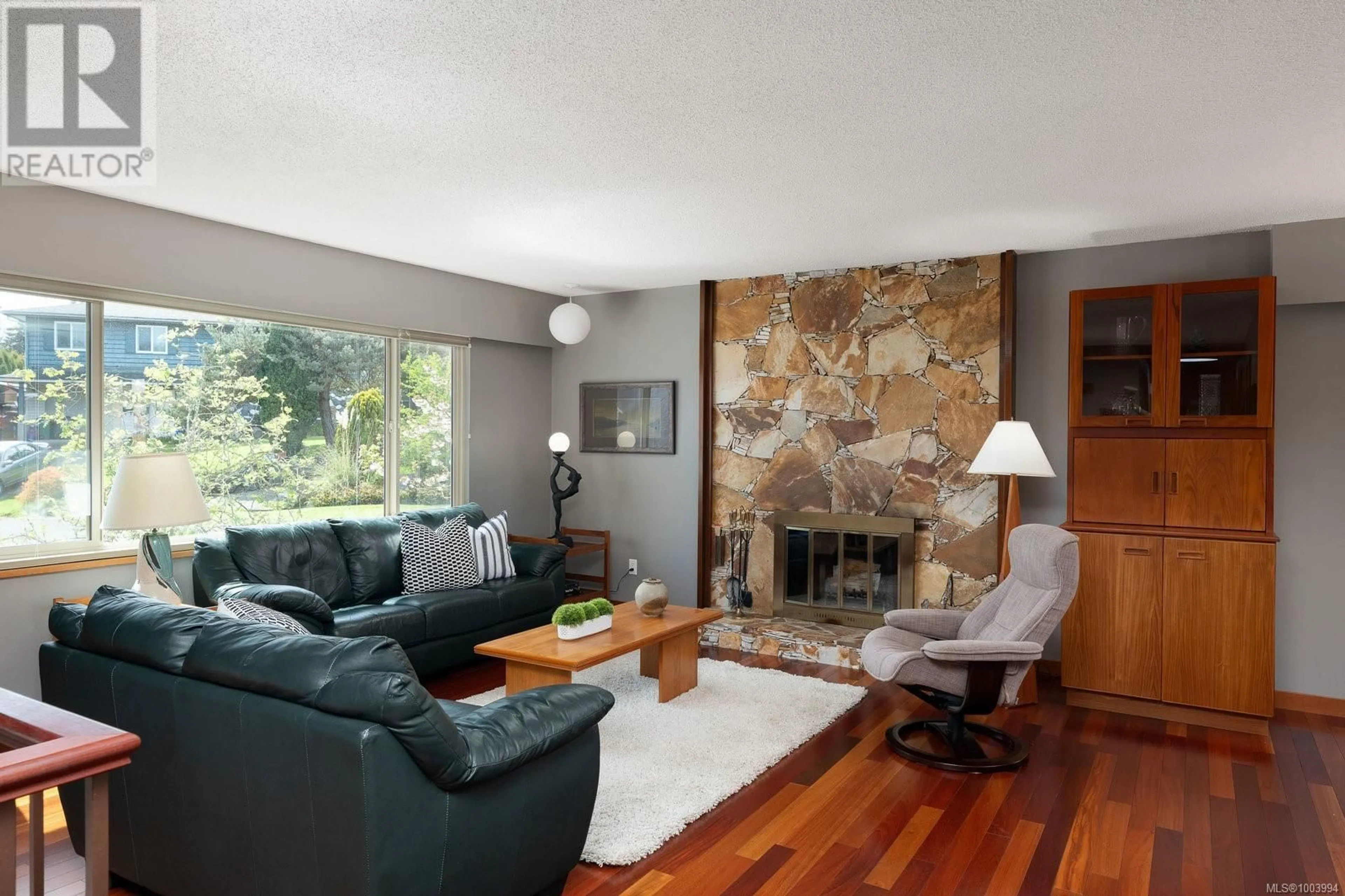 Living room with furniture, unknown for 3916 LANDIS PLACE, Saanich British Columbia V8X4C1