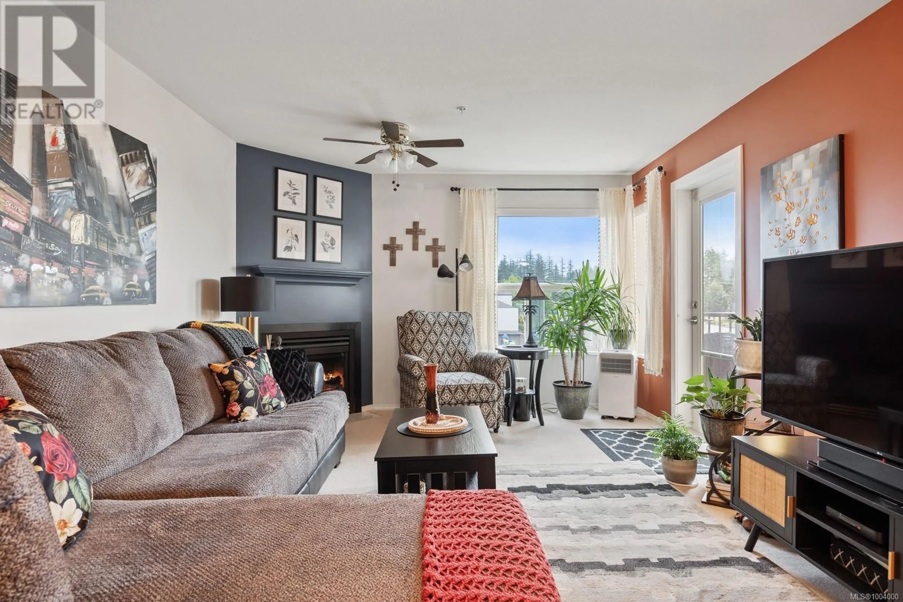 Living room with furniture, unknown for 402 - 280 DOGWOOD STREET SOUTH, Campbell River British Columbia V9W6Y7