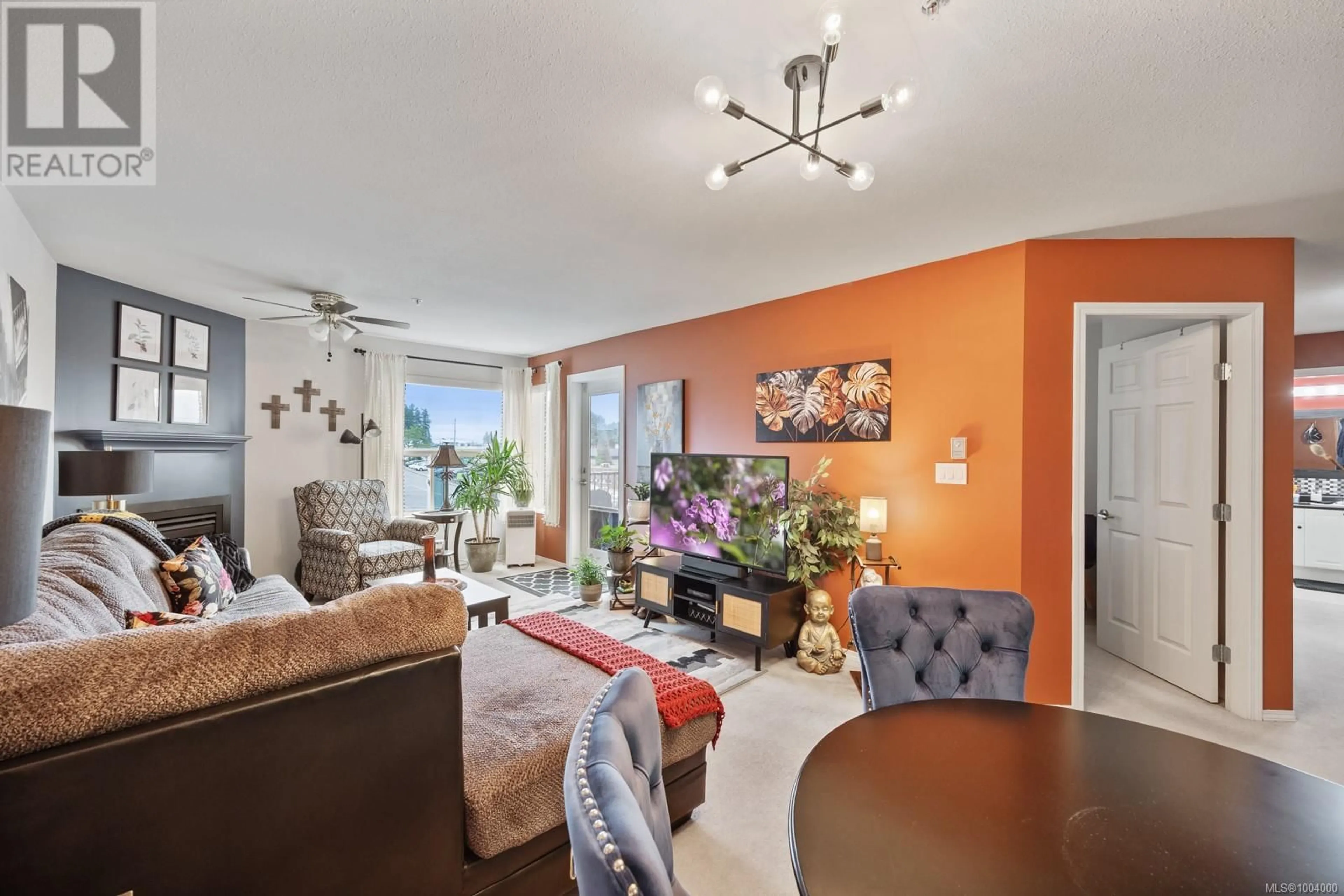 Living room with furniture, unknown for 402 - 280 DOGWOOD STREET SOUTH, Campbell River British Columbia V9W6Y7