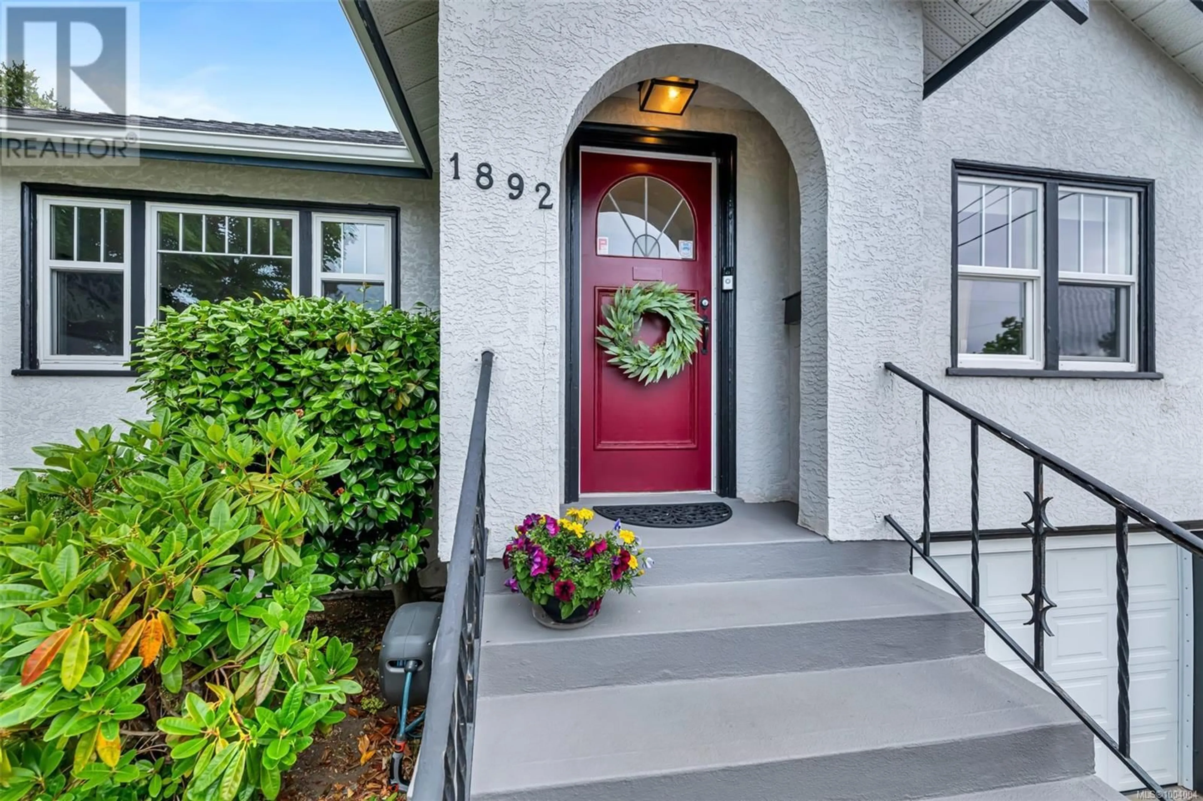 Indoor entryway for 1892 TAYLOR STREET, Saanich British Columbia V8R3G6