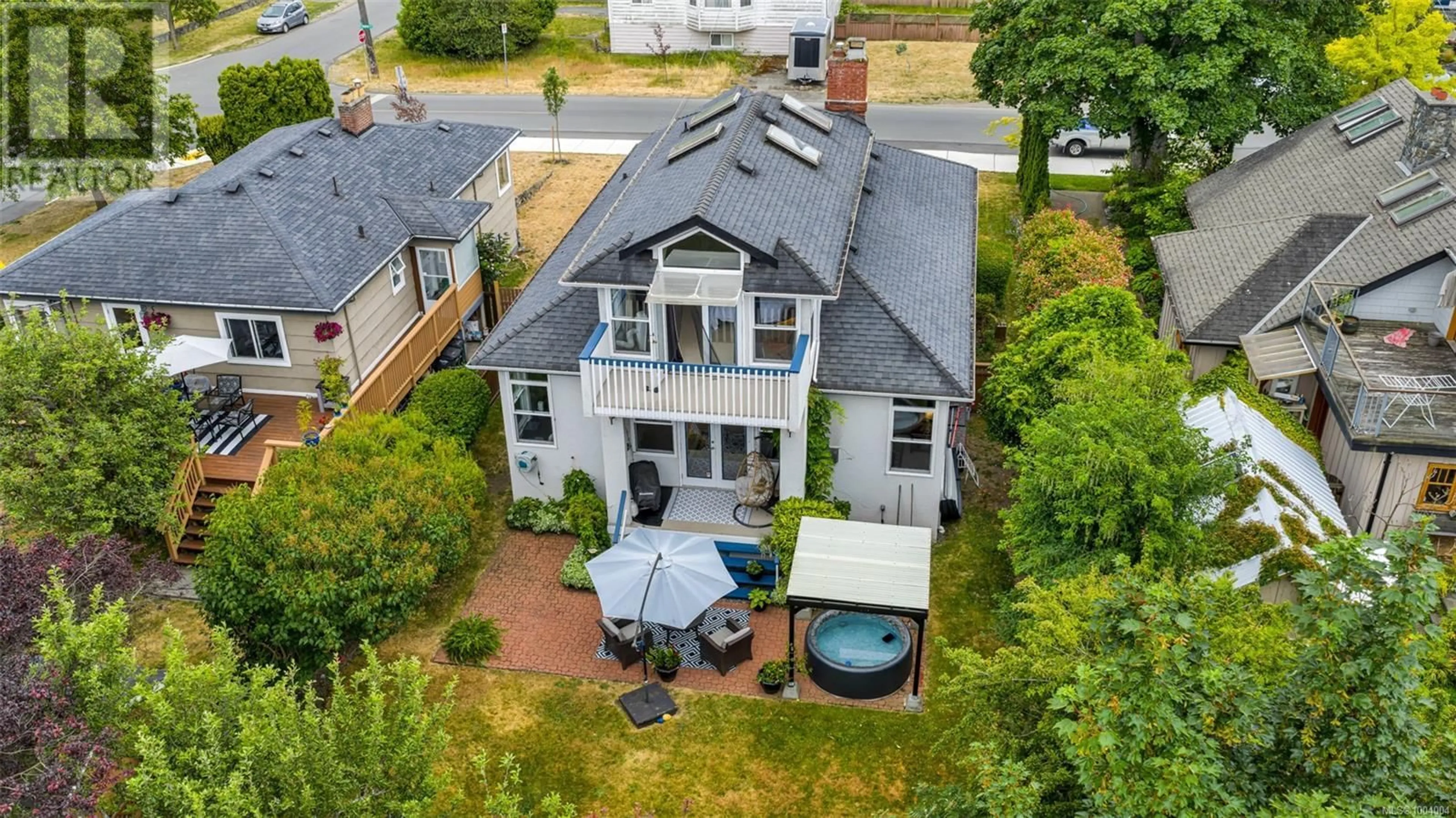 A pic from outside/outdoor area/front of a property/back of a property/a pic from drone, street for 1892 TAYLOR STREET, Saanich British Columbia V8R3G6