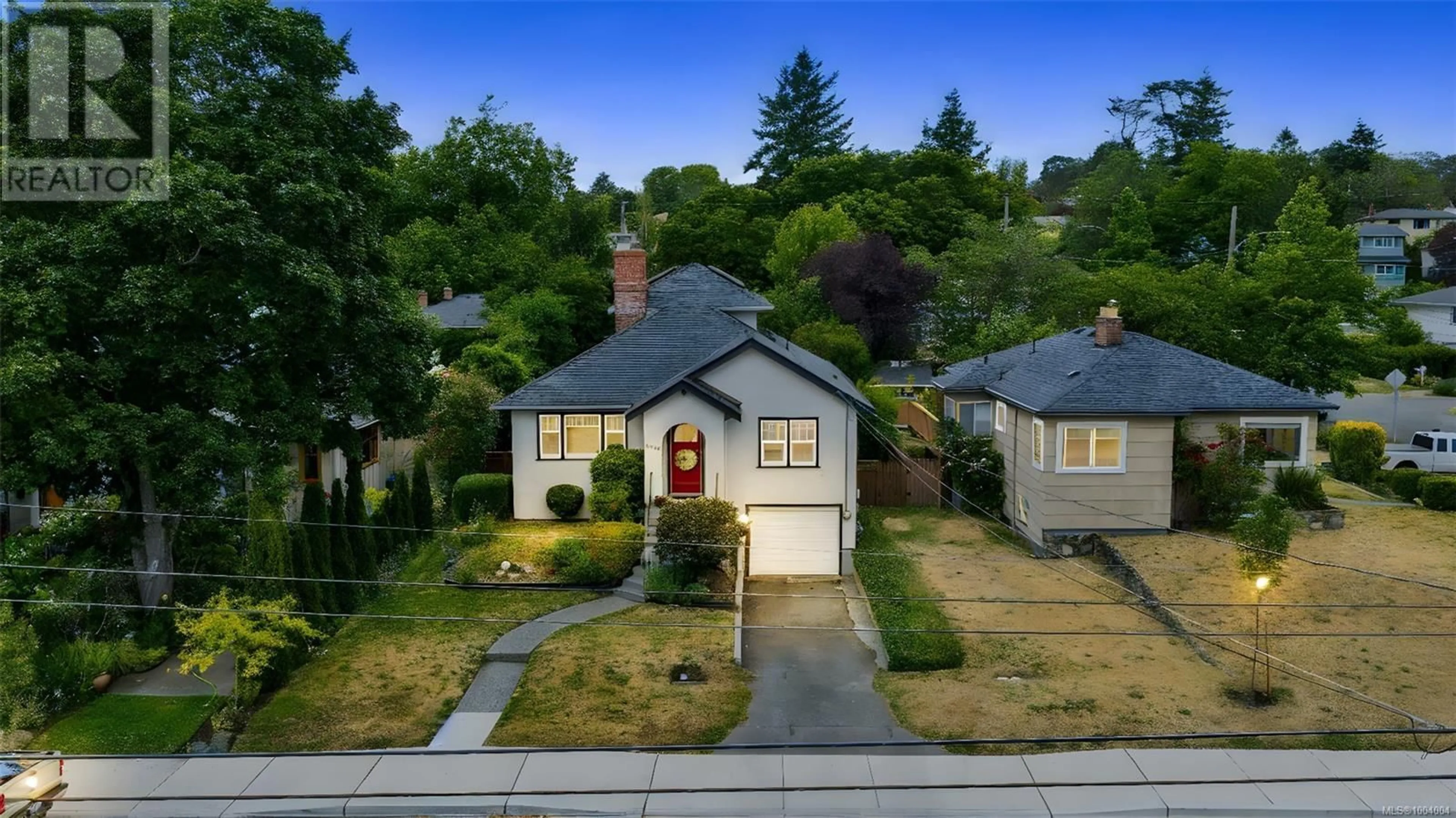 A pic from outside/outdoor area/front of a property/back of a property/a pic from drone, street for 1892 TAYLOR STREET, Saanich British Columbia V8R3G6