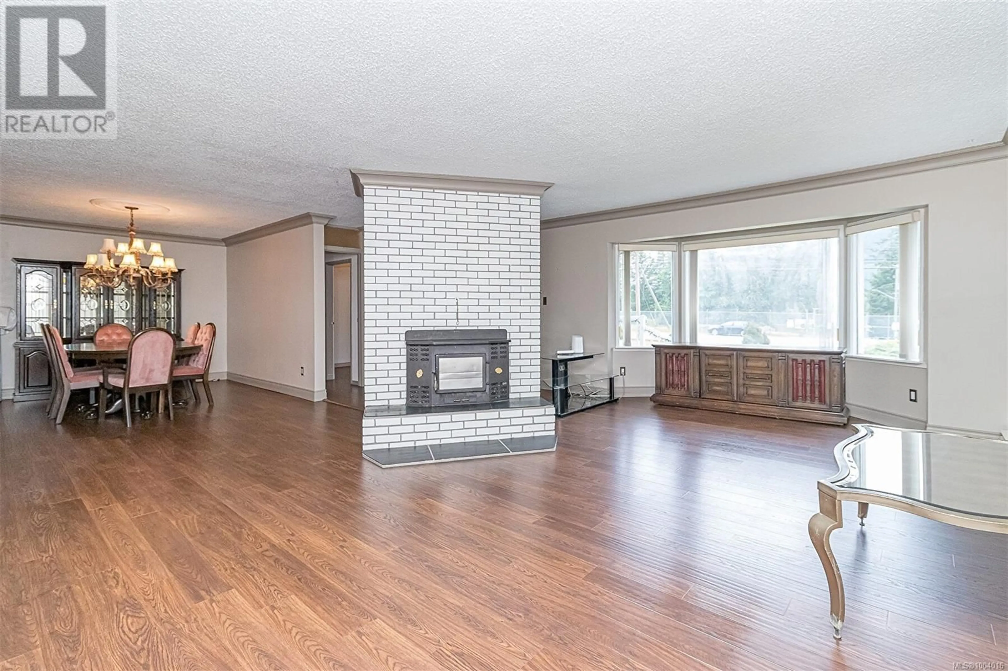 Living room with furniture, wood/laminate floor for BELL MCKINNON ROAD, Duncan British Columbia V9L6B5