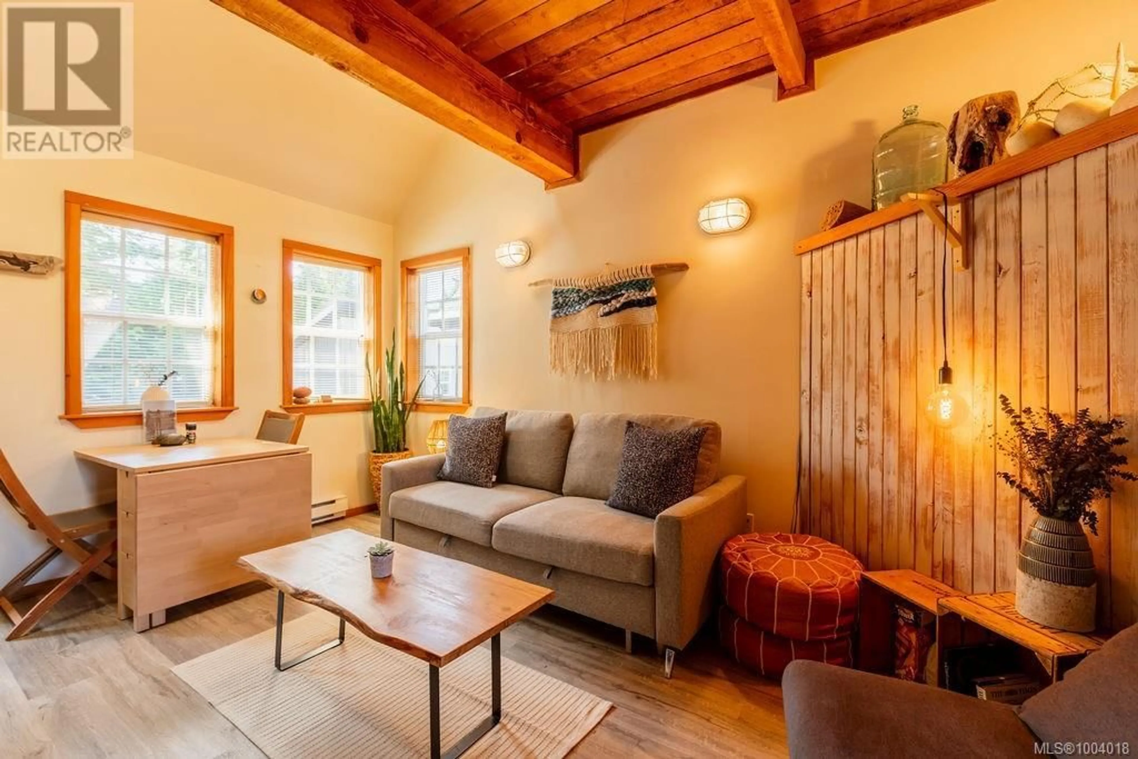 Living room with furniture, wood/laminate floor for 14 - 1002 PENINSULA ROAD, Ucluelet British Columbia V0R3A0