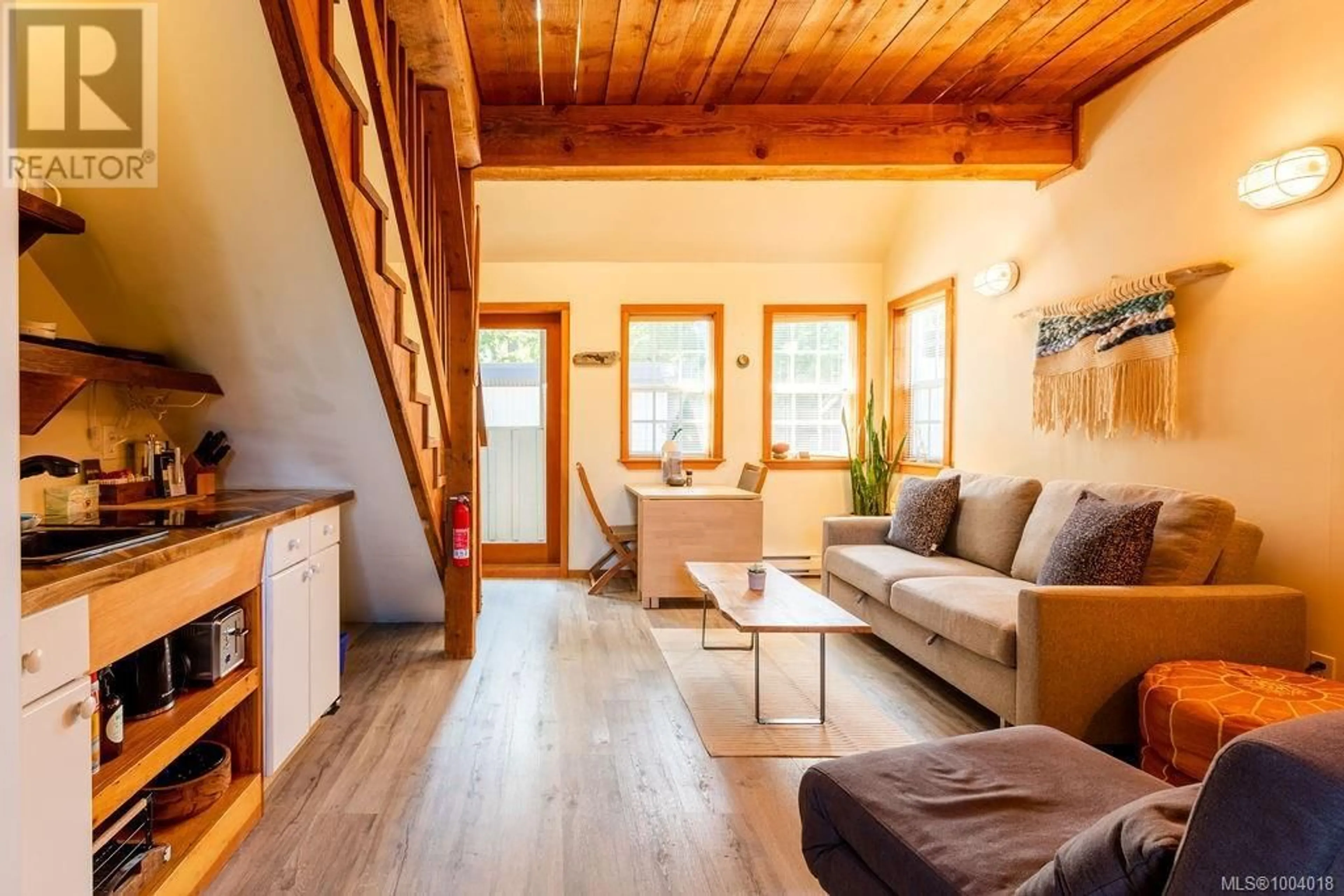 Living room with furniture, wood/laminate floor for 14 - 1002 PENINSULA ROAD, Ucluelet British Columbia V0R3A0