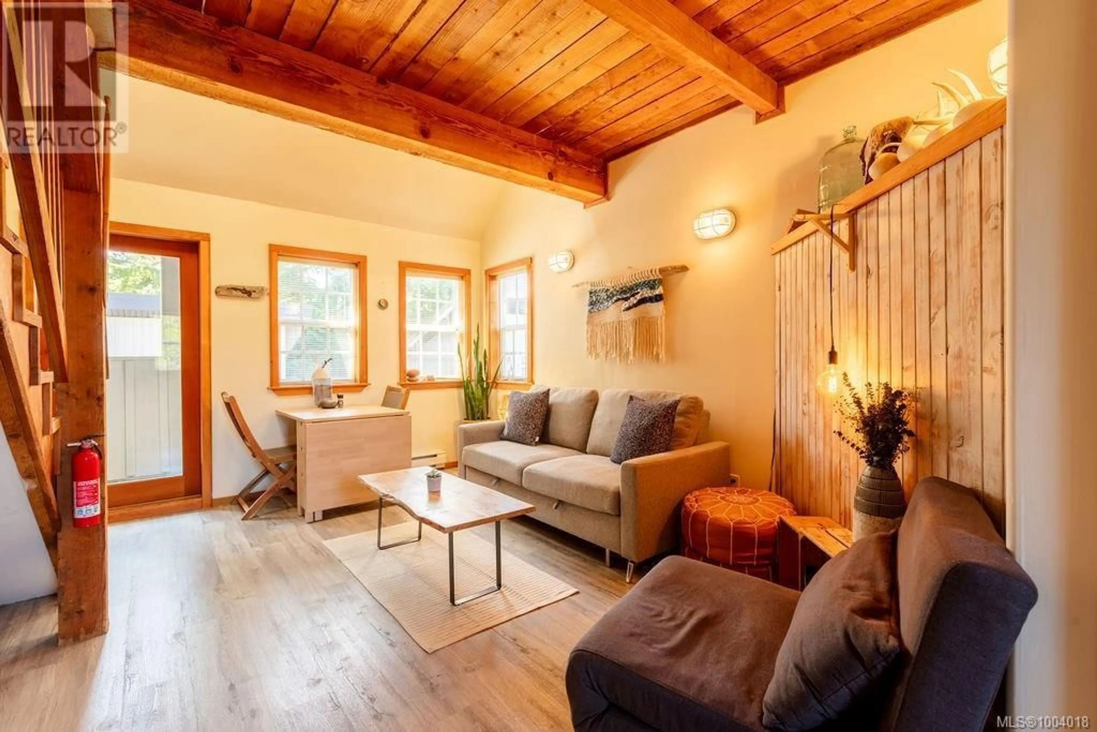 Living room with furniture, wood/laminate floor for 14 - 1002 PENINSULA ROAD, Ucluelet British Columbia V0R3A0