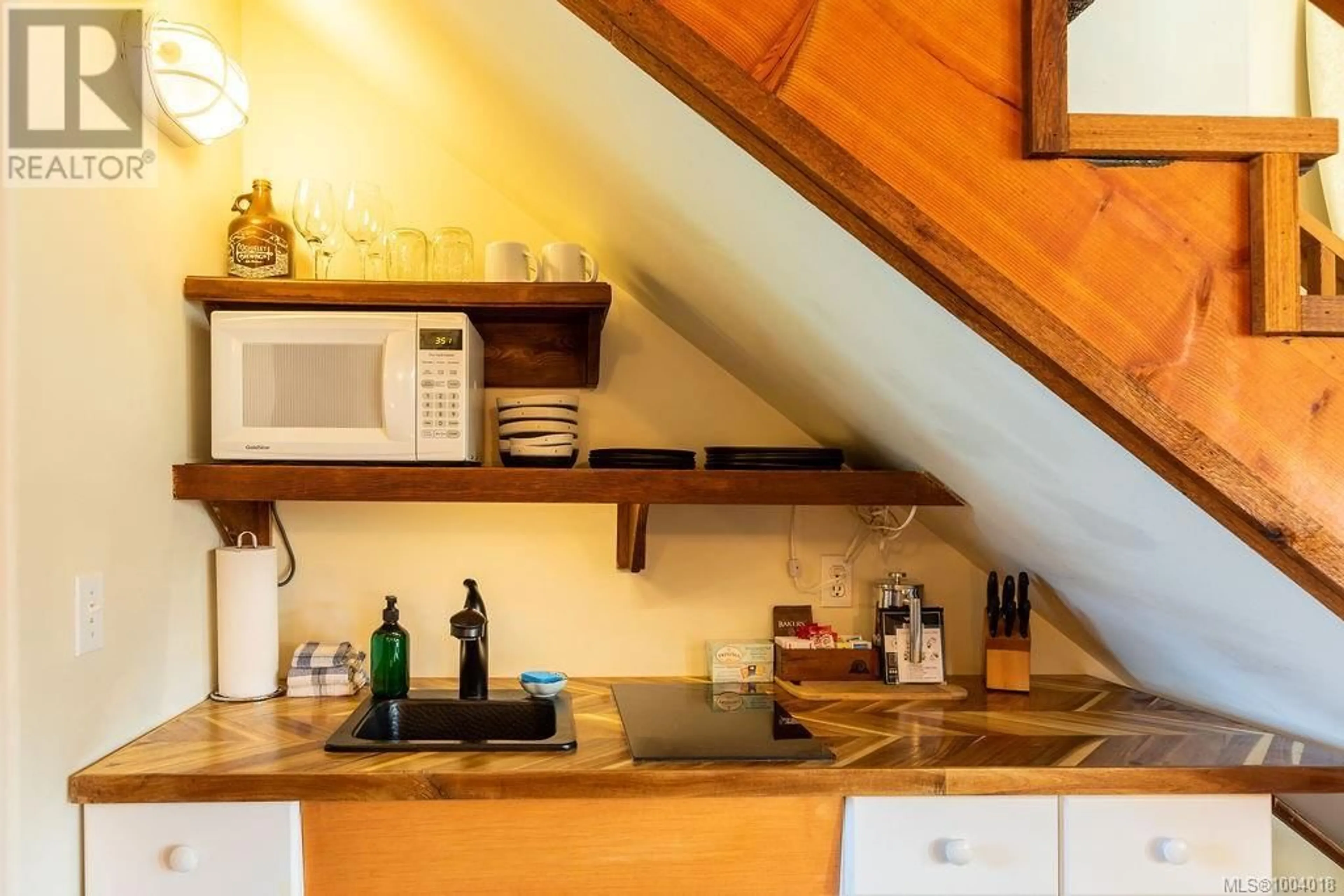 Standard kitchen, wood/laminate floor for 14 - 1002 PENINSULA ROAD, Ucluelet British Columbia V0R3A0