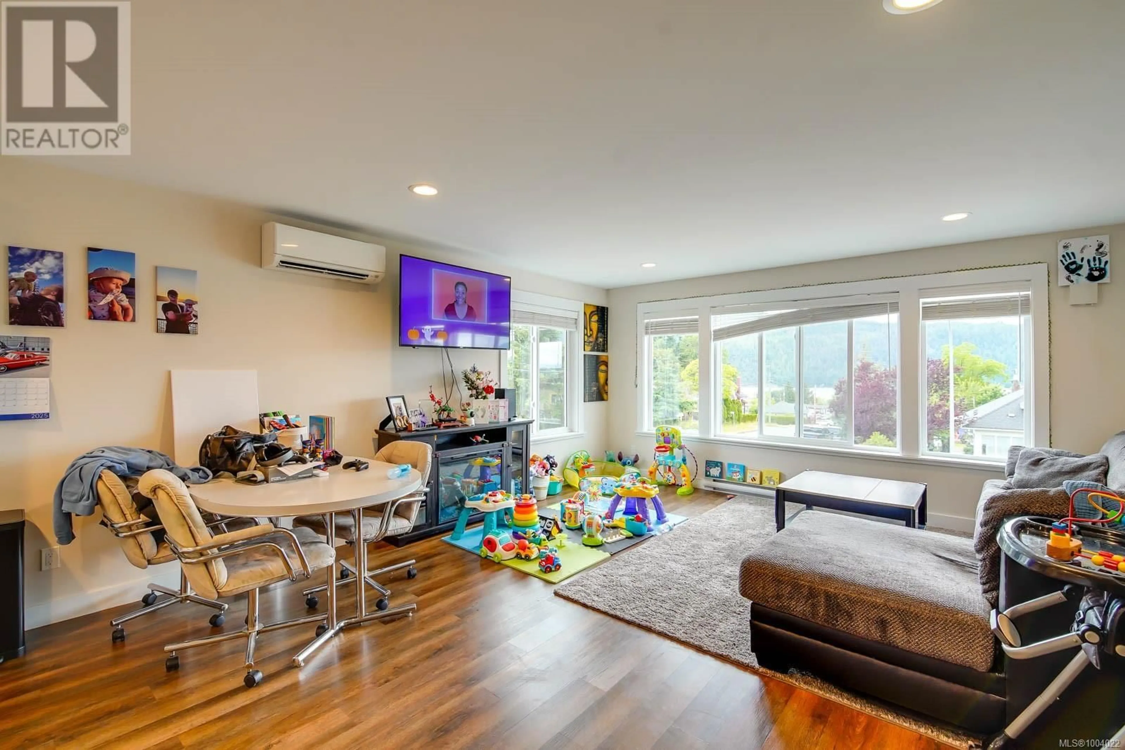 Living room with furniture, wood/laminate floor for 2615 5TH AVENUE, Port Alberni British Columbia V9Y2G2