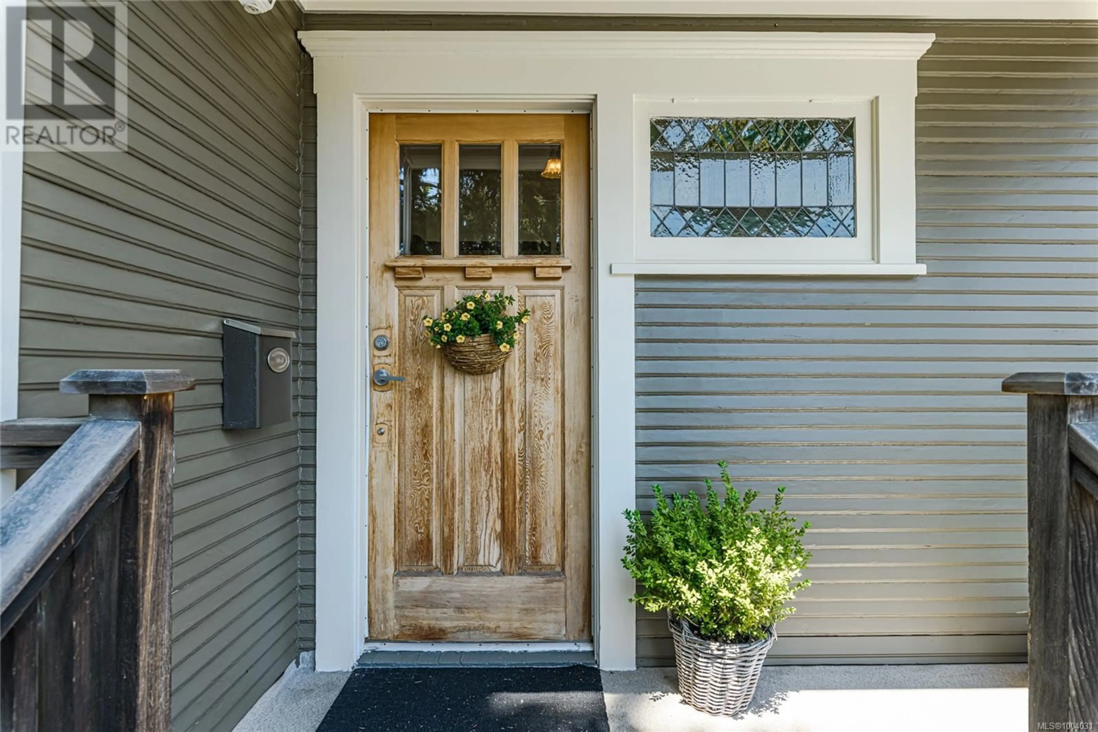 Indoor entryway for 415 RAYNOR AVENUE, Victoria British Columbia V9A3A7