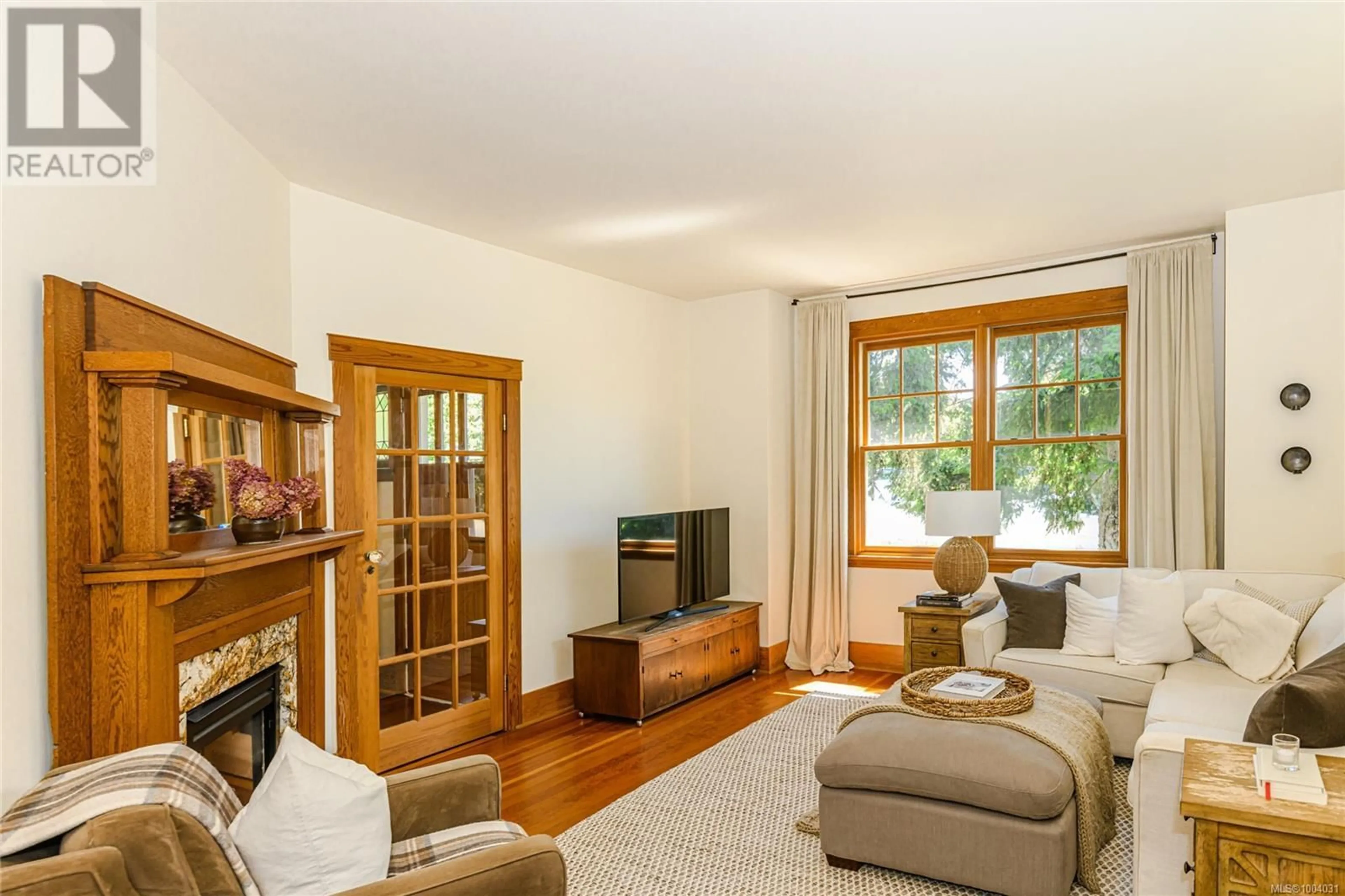 Living room with furniture, wood/laminate floor for 415 RAYNOR AVENUE, Victoria British Columbia V9A3A7