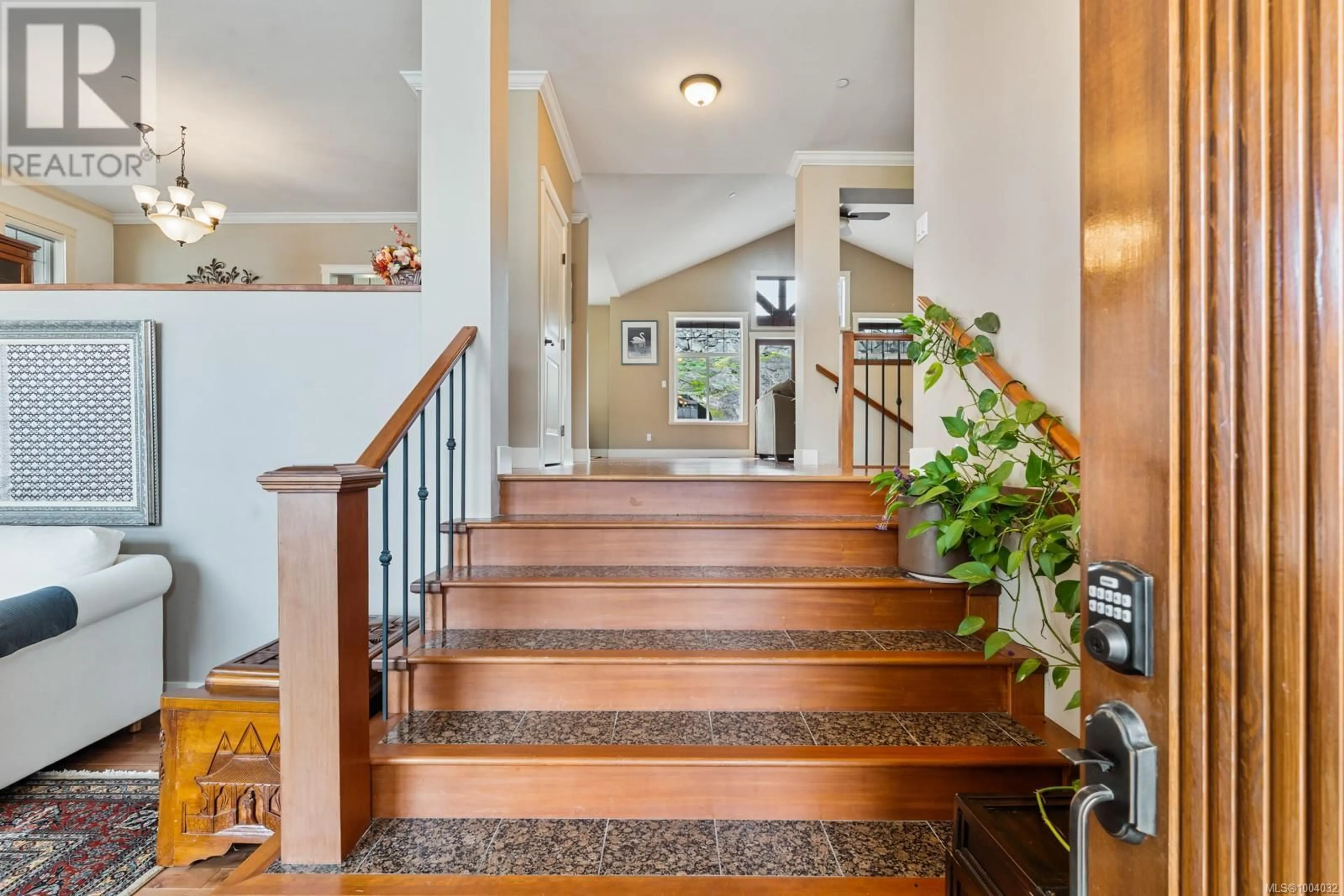 Indoor foyer for 1245 ROCKHAMPTON CLOSE, Langford British Columbia V9B6X4