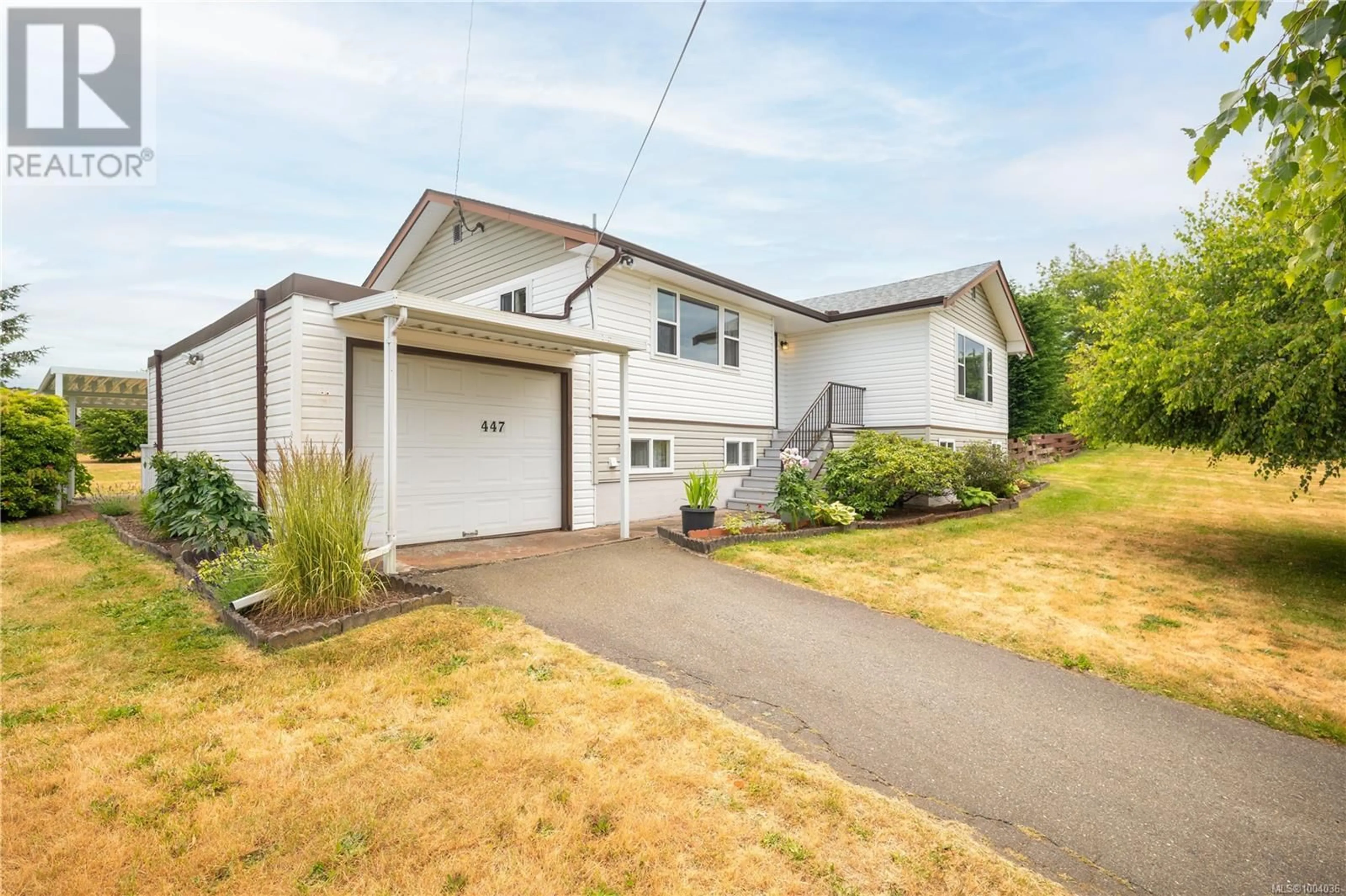 Home with vinyl exterior material, street for 447 WHARTON STREET, Nanaimo British Columbia V9R1W3