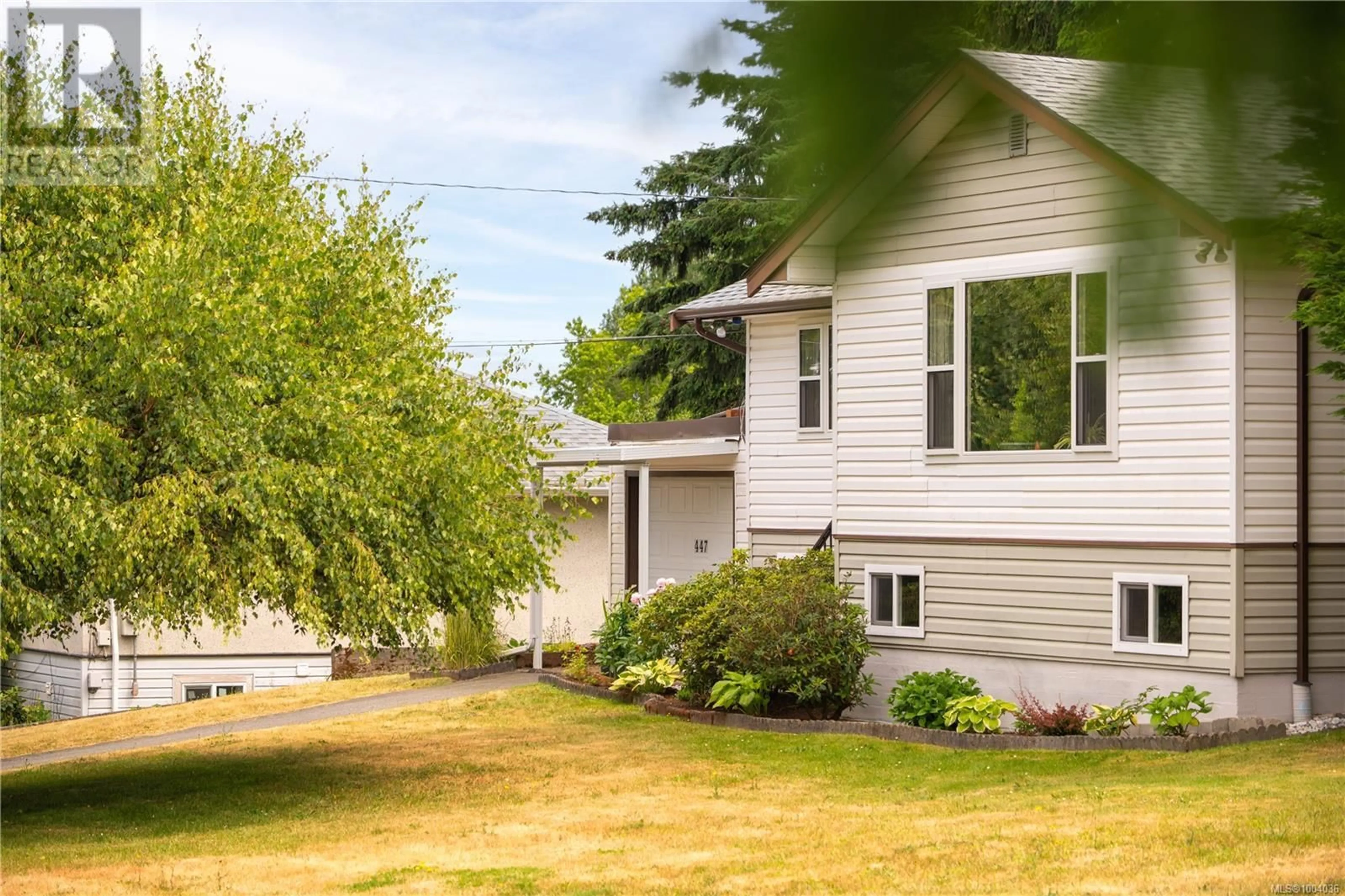 Home with vinyl exterior material, street for 447 WHARTON STREET, Nanaimo British Columbia V9R1W3
