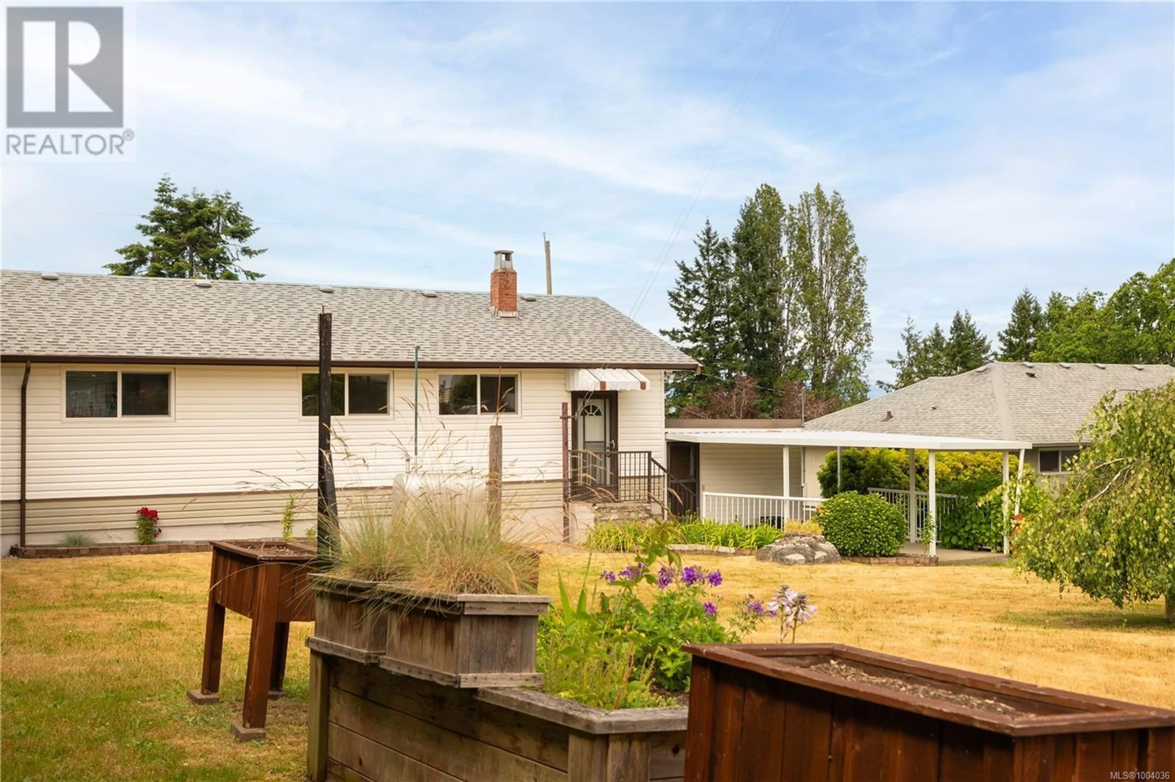 A pic from outside/outdoor area/front of a property/back of a property/a pic from drone, unknown for 447 WHARTON STREET, Nanaimo British Columbia V9R1W3