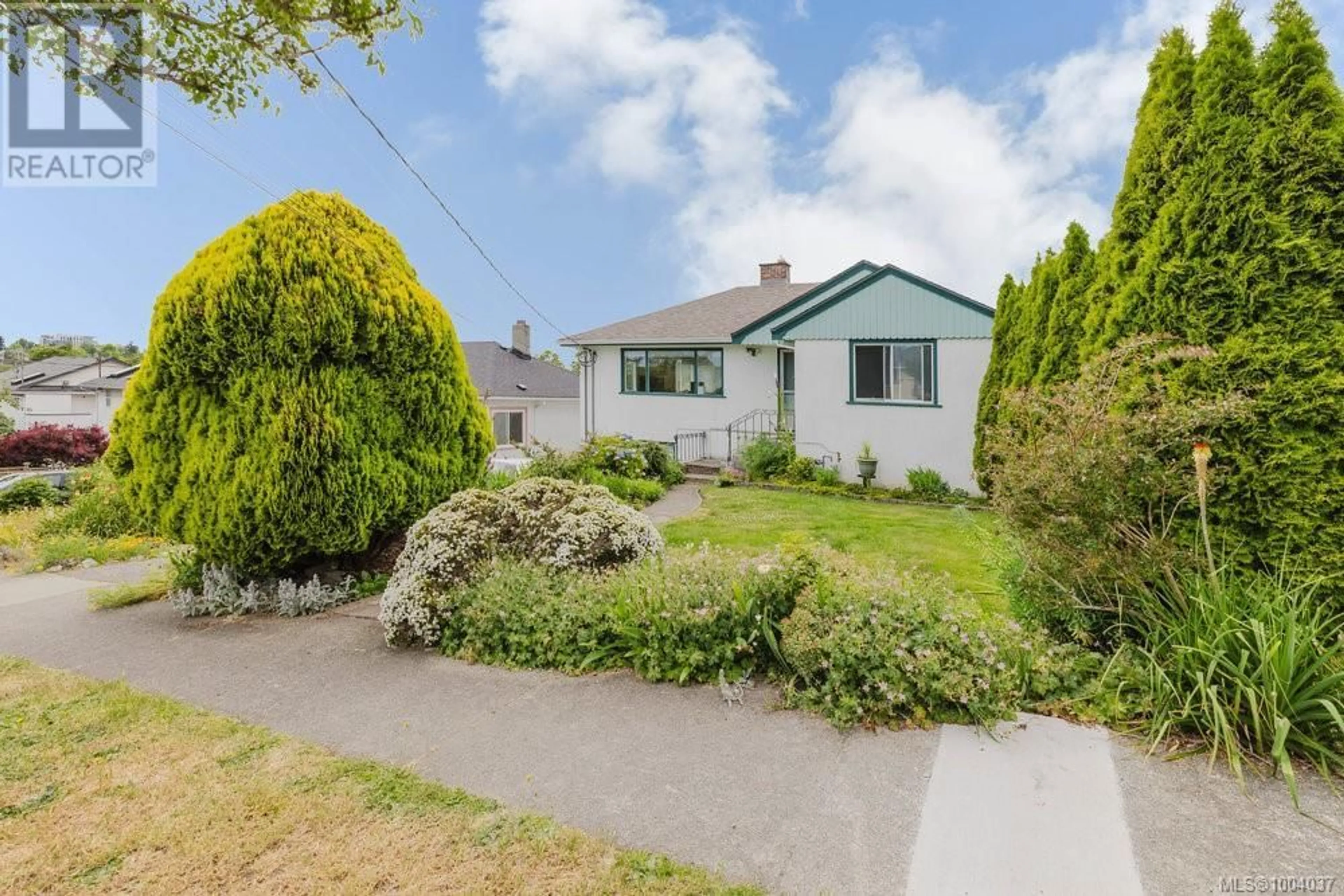 A pic from outside/outdoor area/front of a property/back of a property/a pic from drone, street for 2576 EMPIRE STREET, Victoria British Columbia V8T3M6