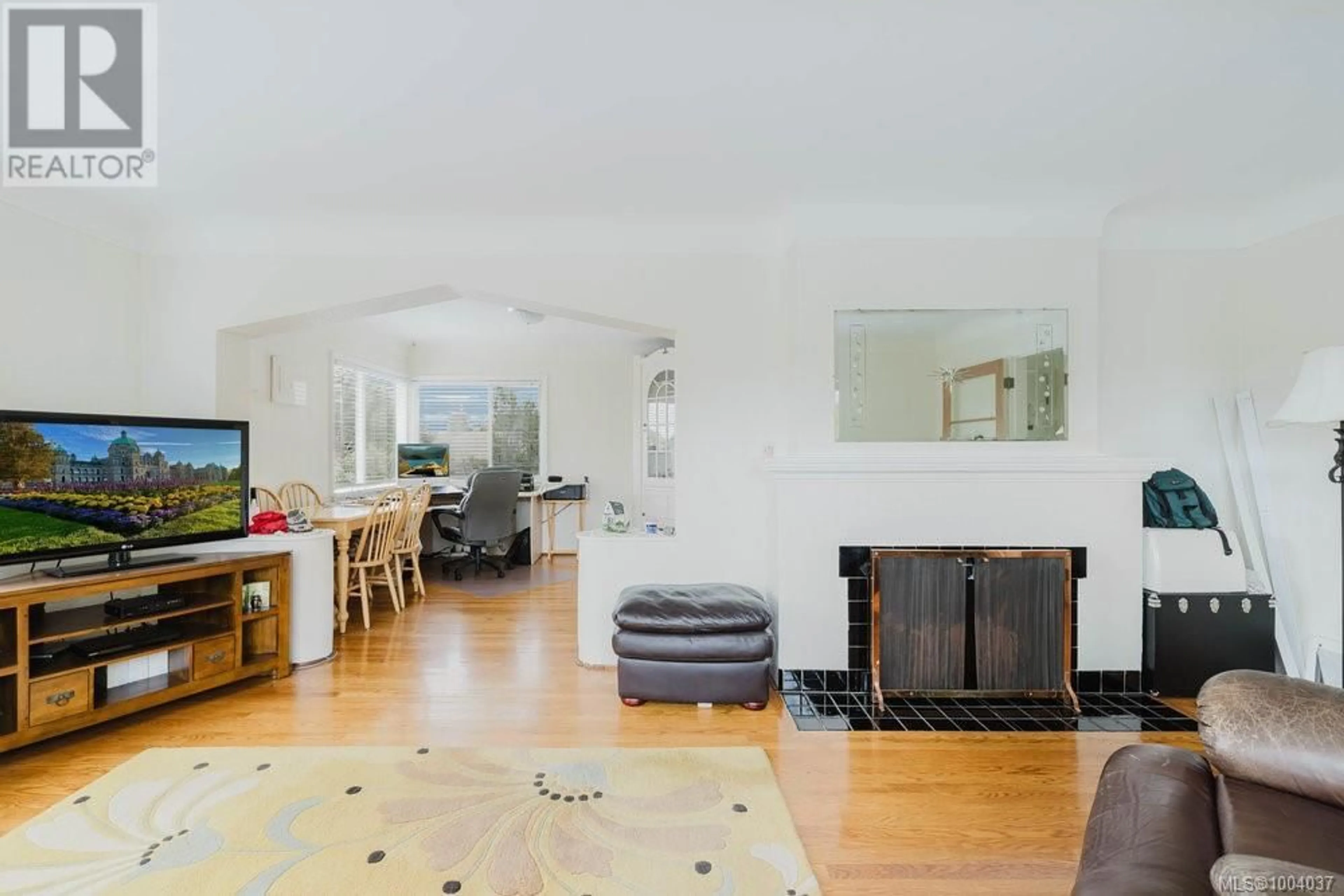 Living room with furniture, unknown for 2576 EMPIRE STREET, Victoria British Columbia V8T3M6