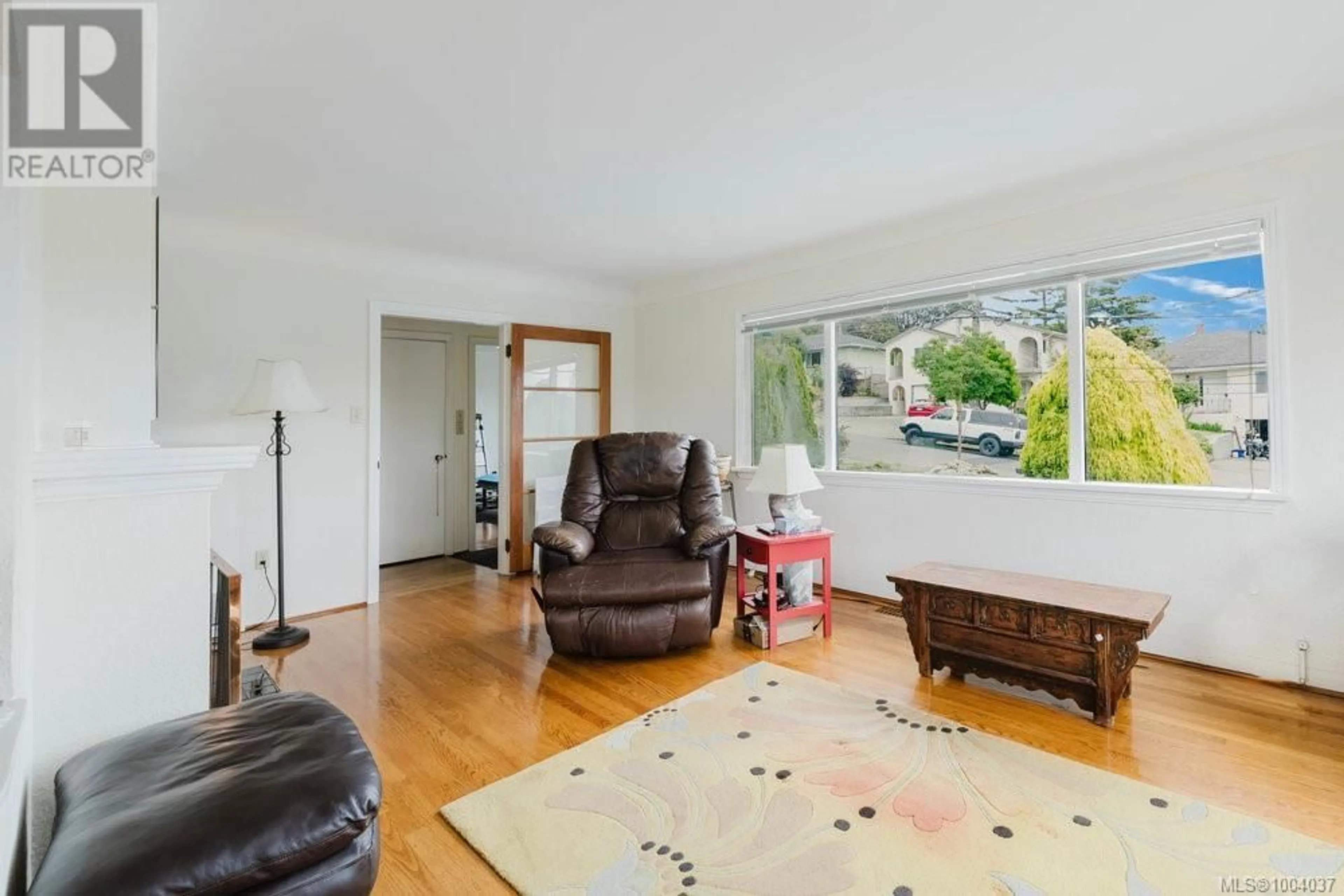 Living room with furniture, unknown for 2576 EMPIRE STREET, Victoria British Columbia V8T3M6