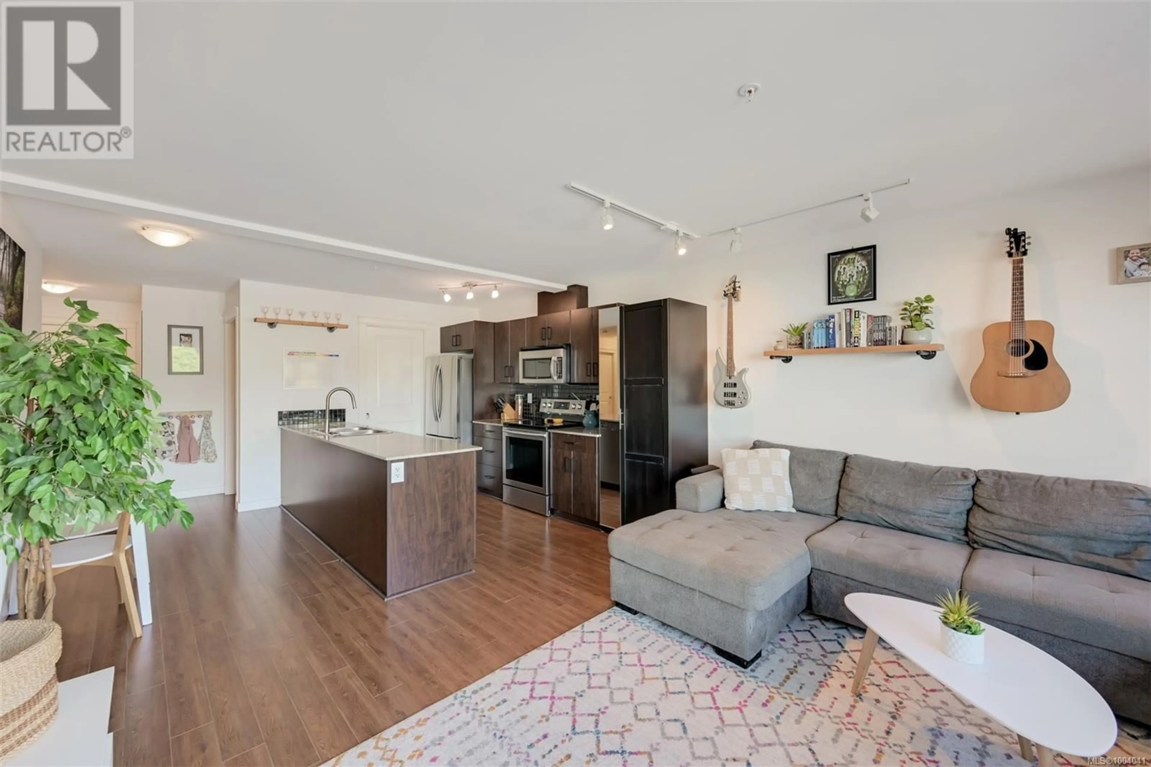 Open concept kitchen, wood/laminate floor for 213 - 1405 ESQUIMALT ROAD, Esquimalt British Columbia V9A0A4