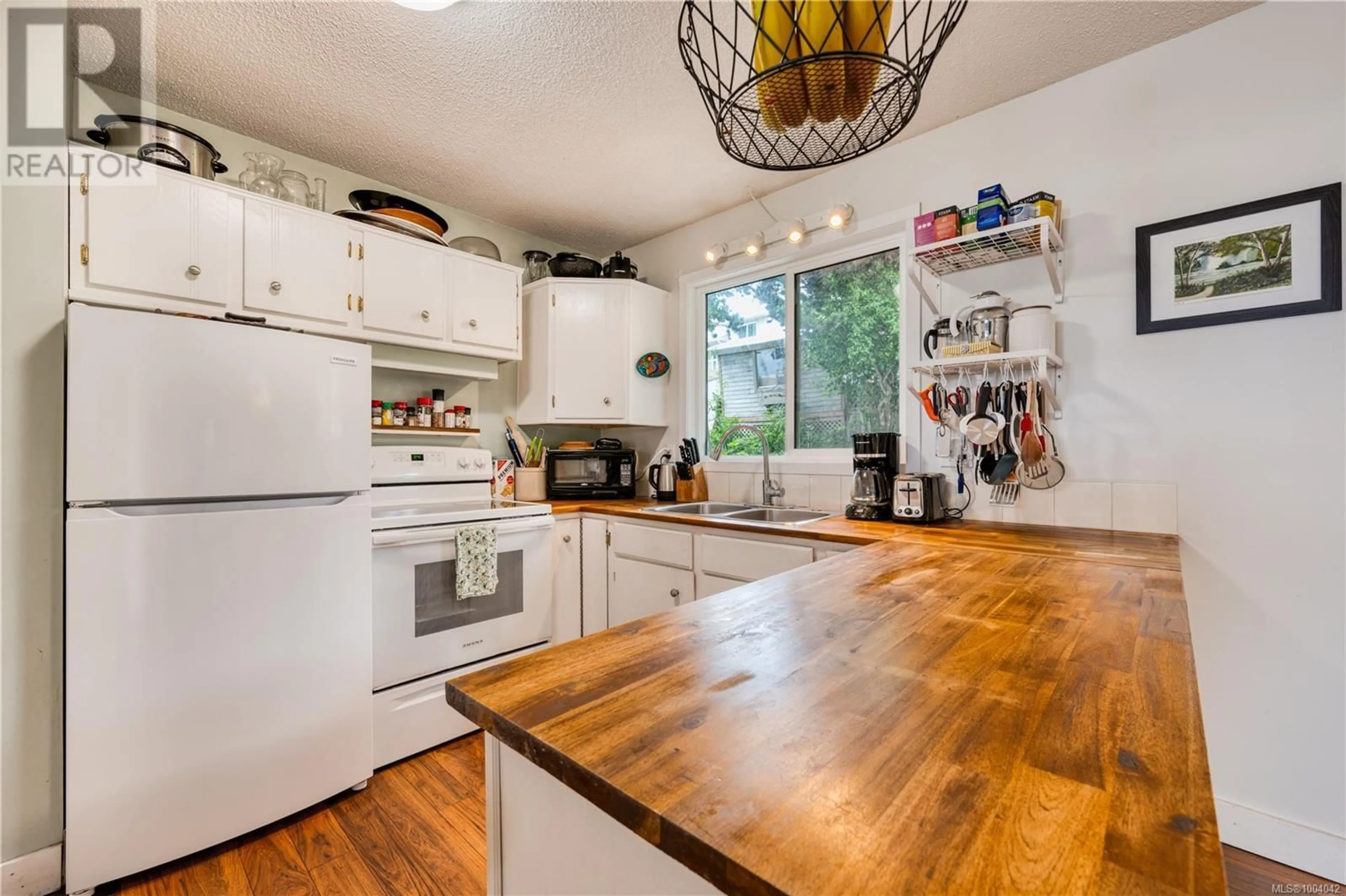 Open concept kitchen, unknown for 2185 CAMOSUN CRESCENT, Port McNeill British Columbia V0N2R0