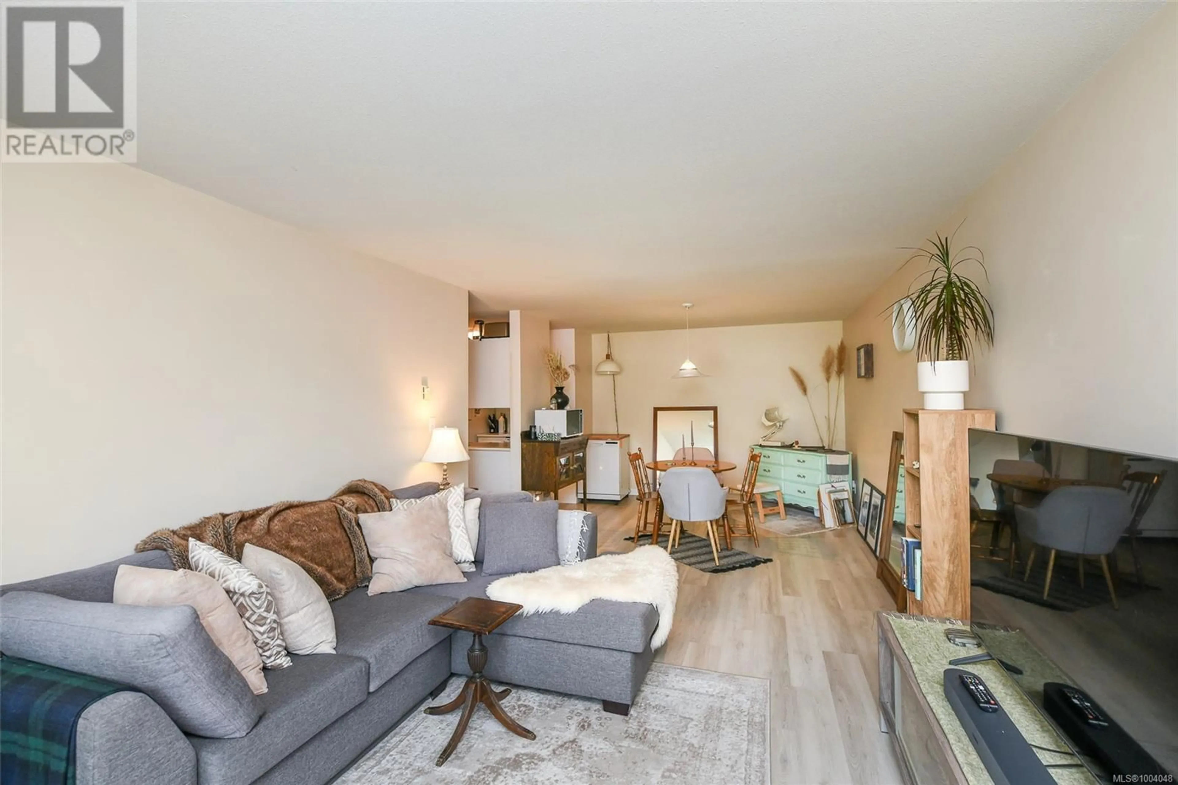 Living room with furniture, wood/laminate floor for 306 - 1355 CUMBERLAND ROAD, Courtenay British Columbia V9N2G1