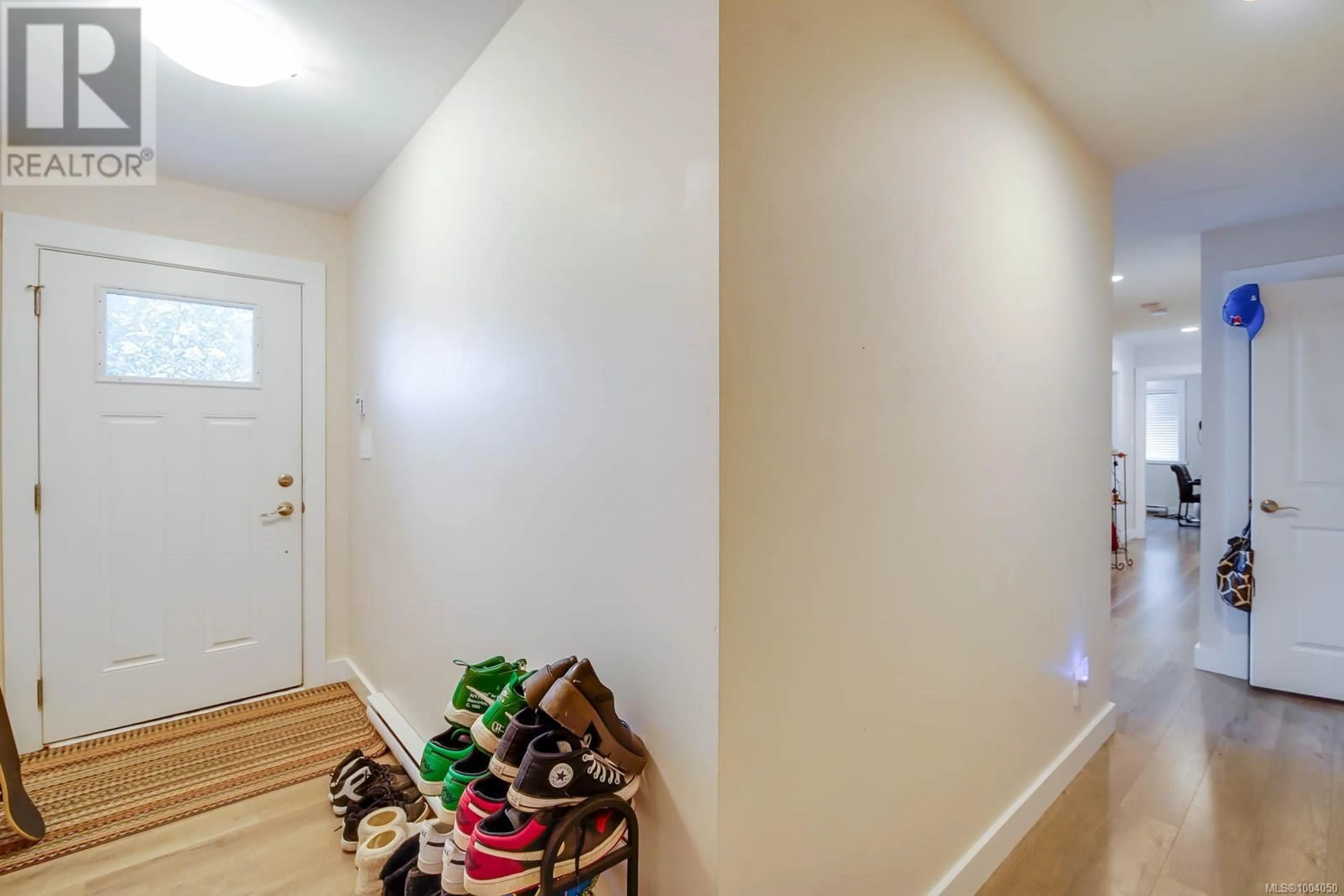 Indoor entryway for 2 - 2623 5TH AVENUE, Port Alberni British Columbia V9Y2G2