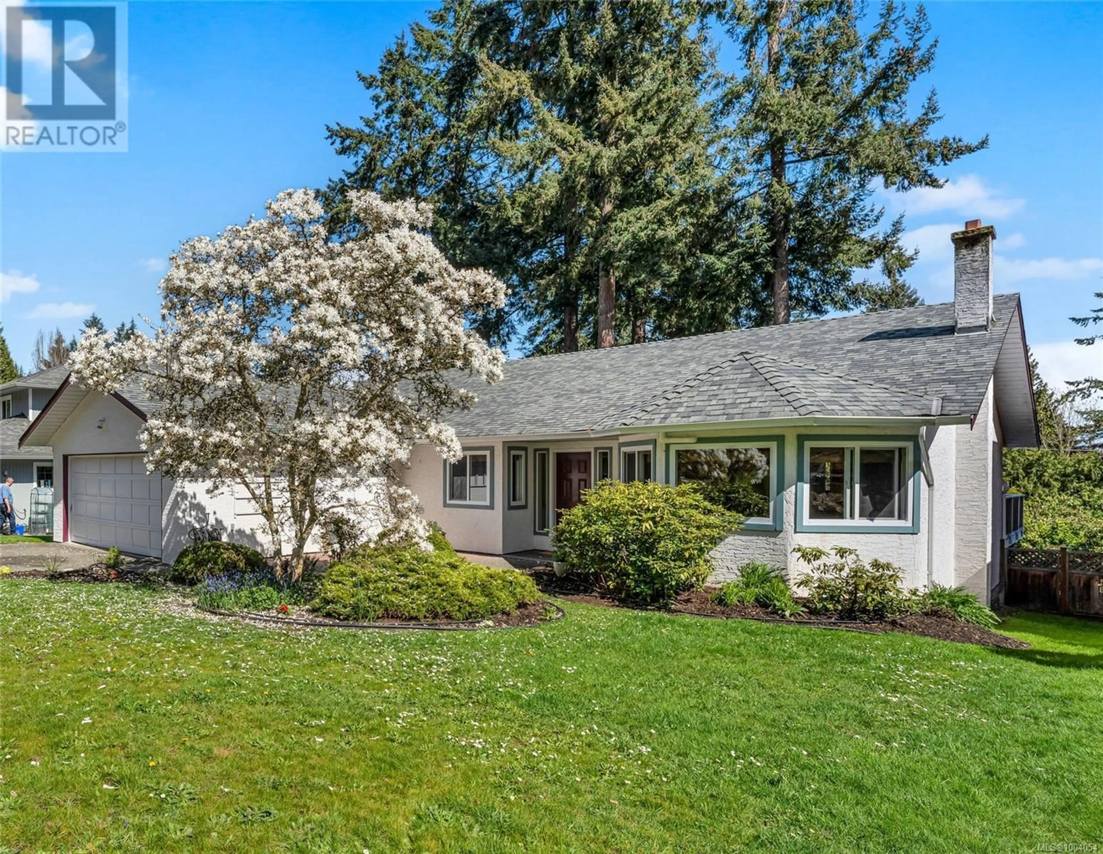 Home with vinyl exterior material, street for 775 MENAWOOD PLACE, Saanich British Columbia V8Y2Z7