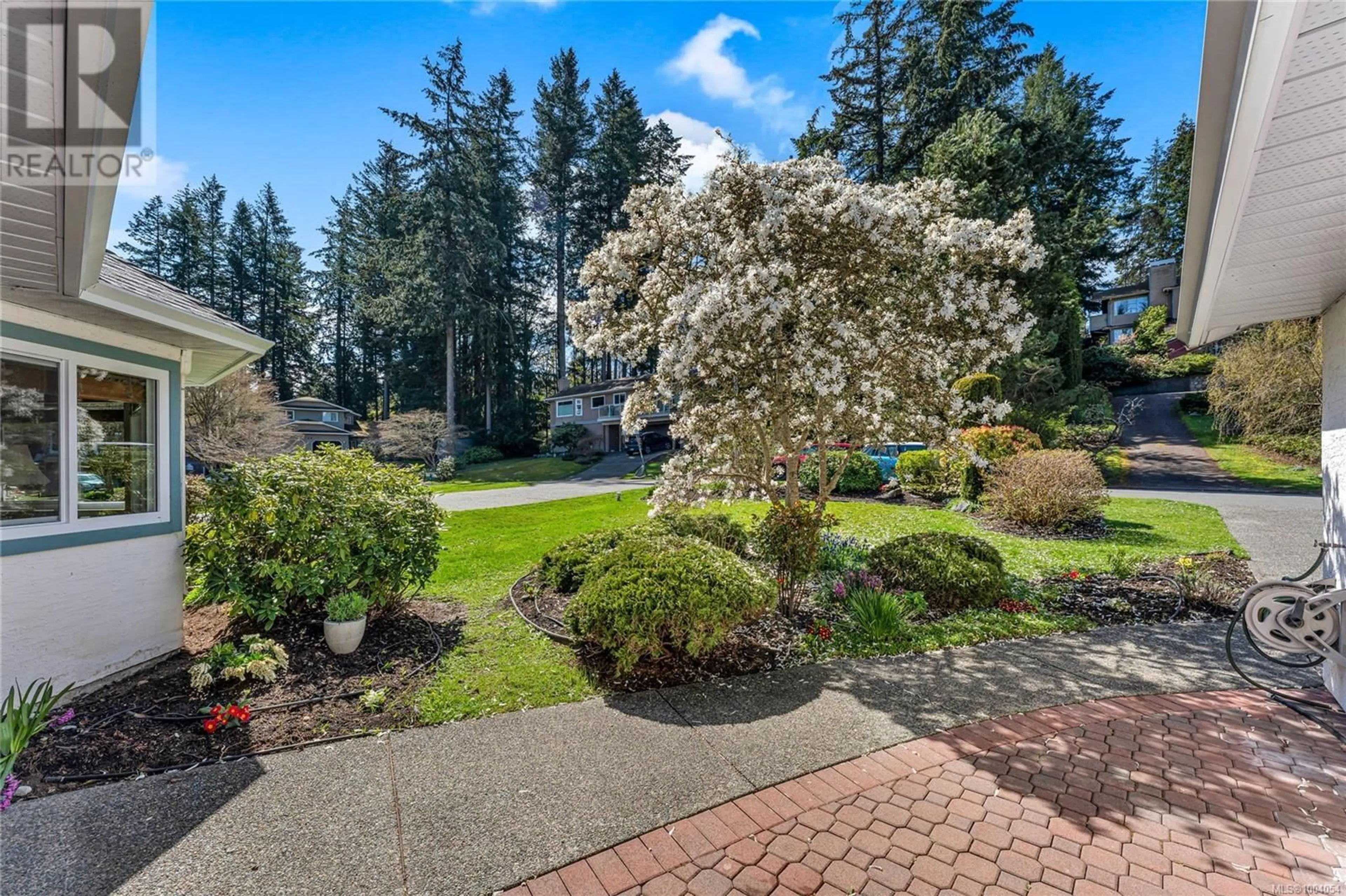 A pic from outside/outdoor area/front of a property/back of a property/a pic from drone, unknown for 775 MENAWOOD PLACE, Saanich British Columbia V8Y2Z7