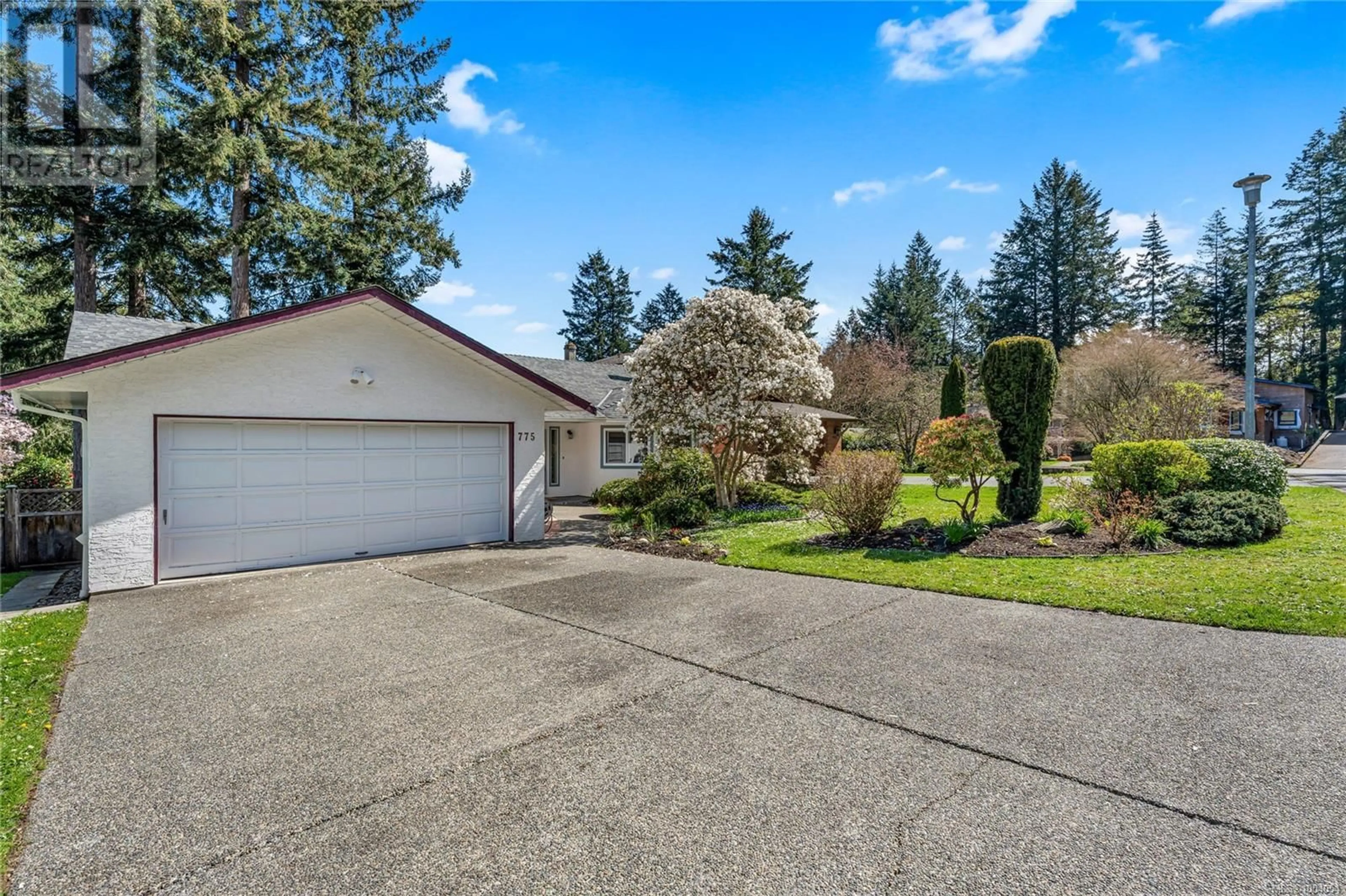 Home with vinyl exterior material, street for 775 MENAWOOD PLACE, Saanich British Columbia V8Y2Z7
