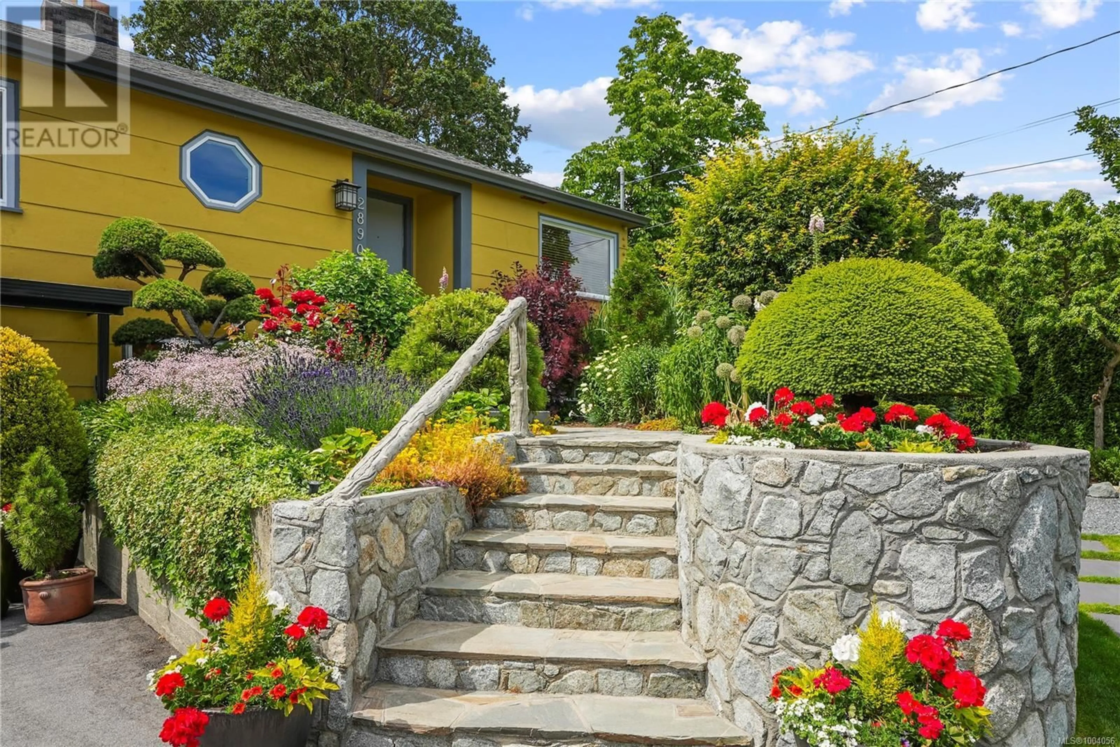 Patio, street for 2890 INLET AVENUE, Saanich British Columbia V9A2M7