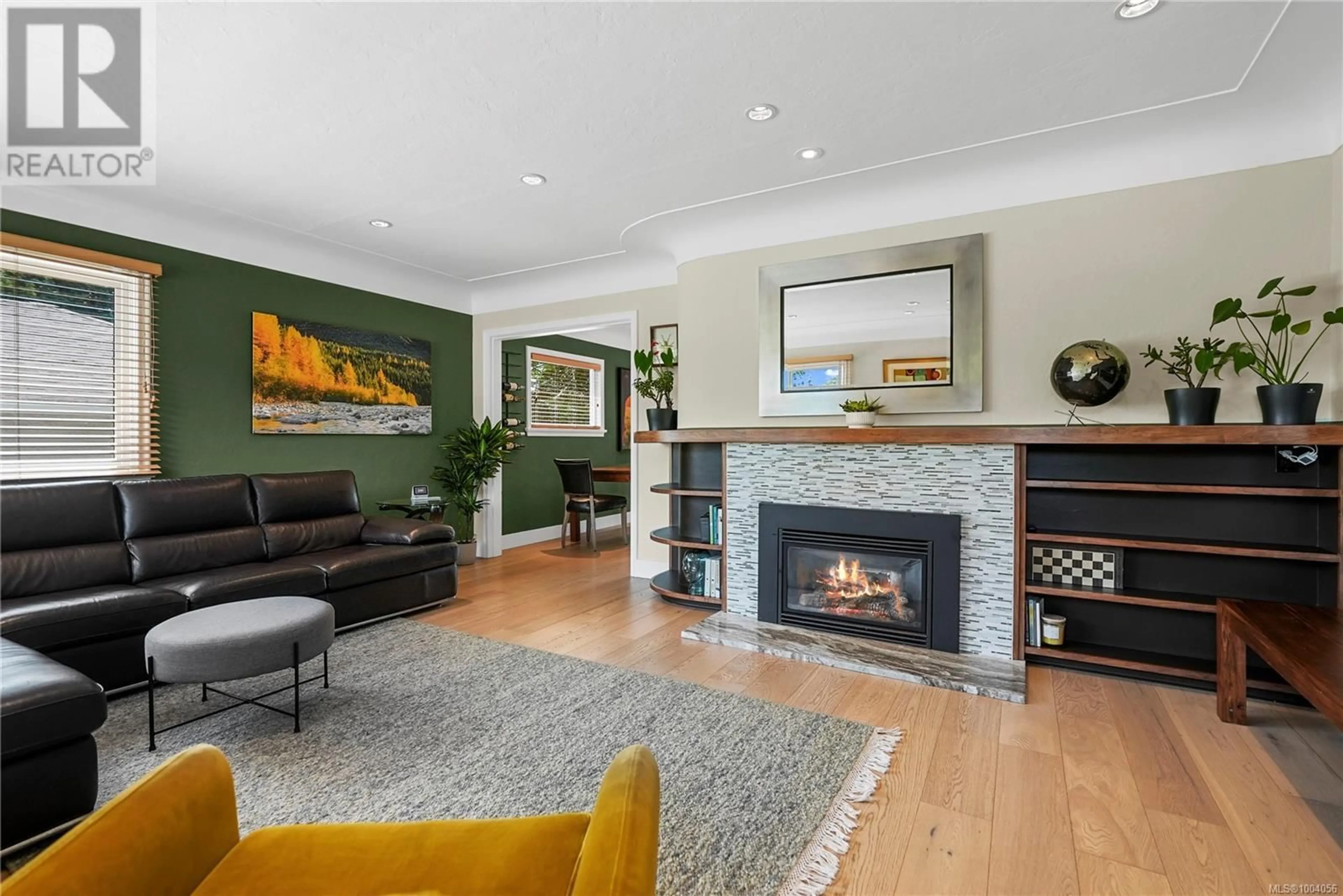 Living room with furniture, unknown for 2890 INLET AVENUE, Saanich British Columbia V9A2M7