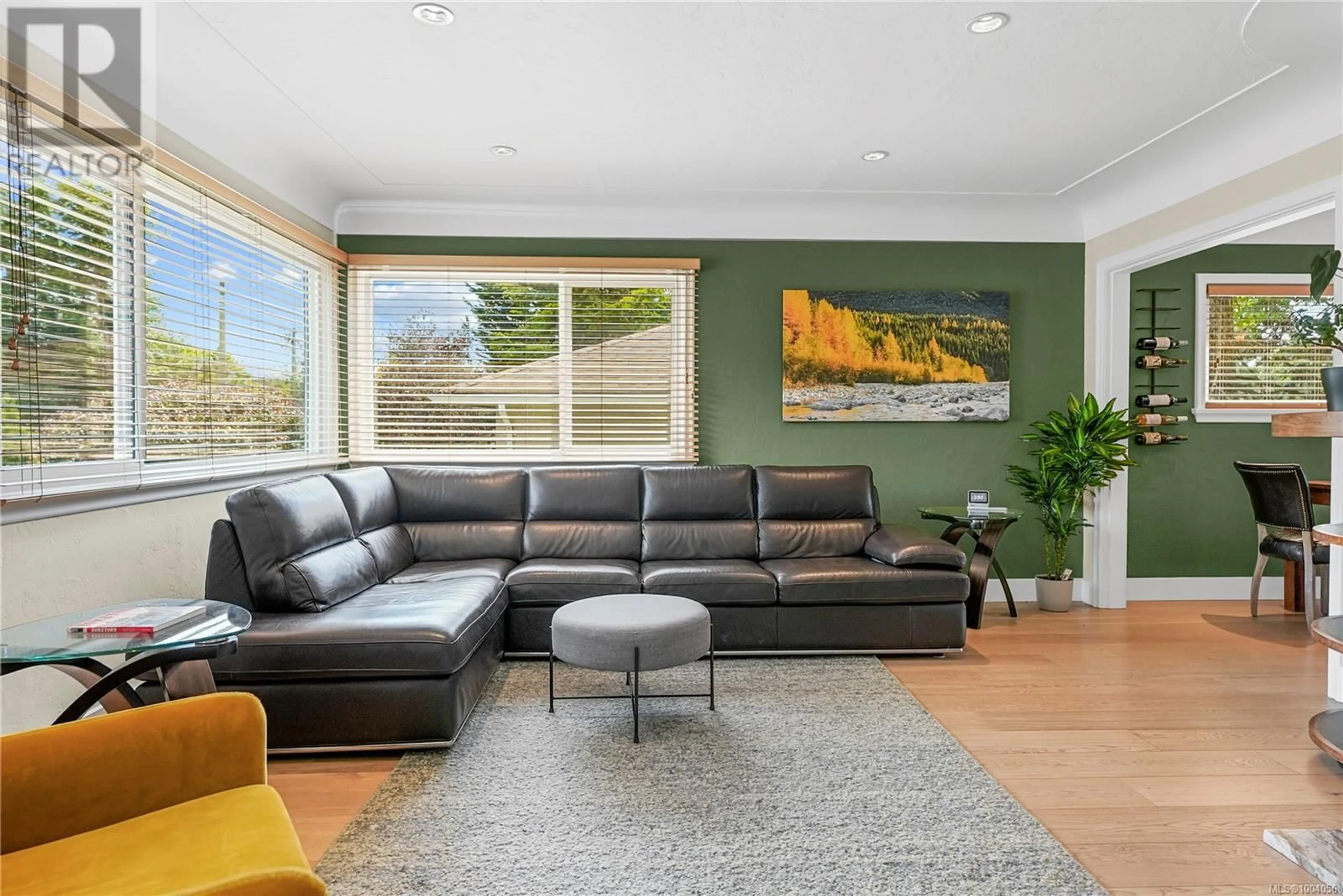 Living room with furniture, unknown for 2890 INLET AVENUE, Saanich British Columbia V9A2M7