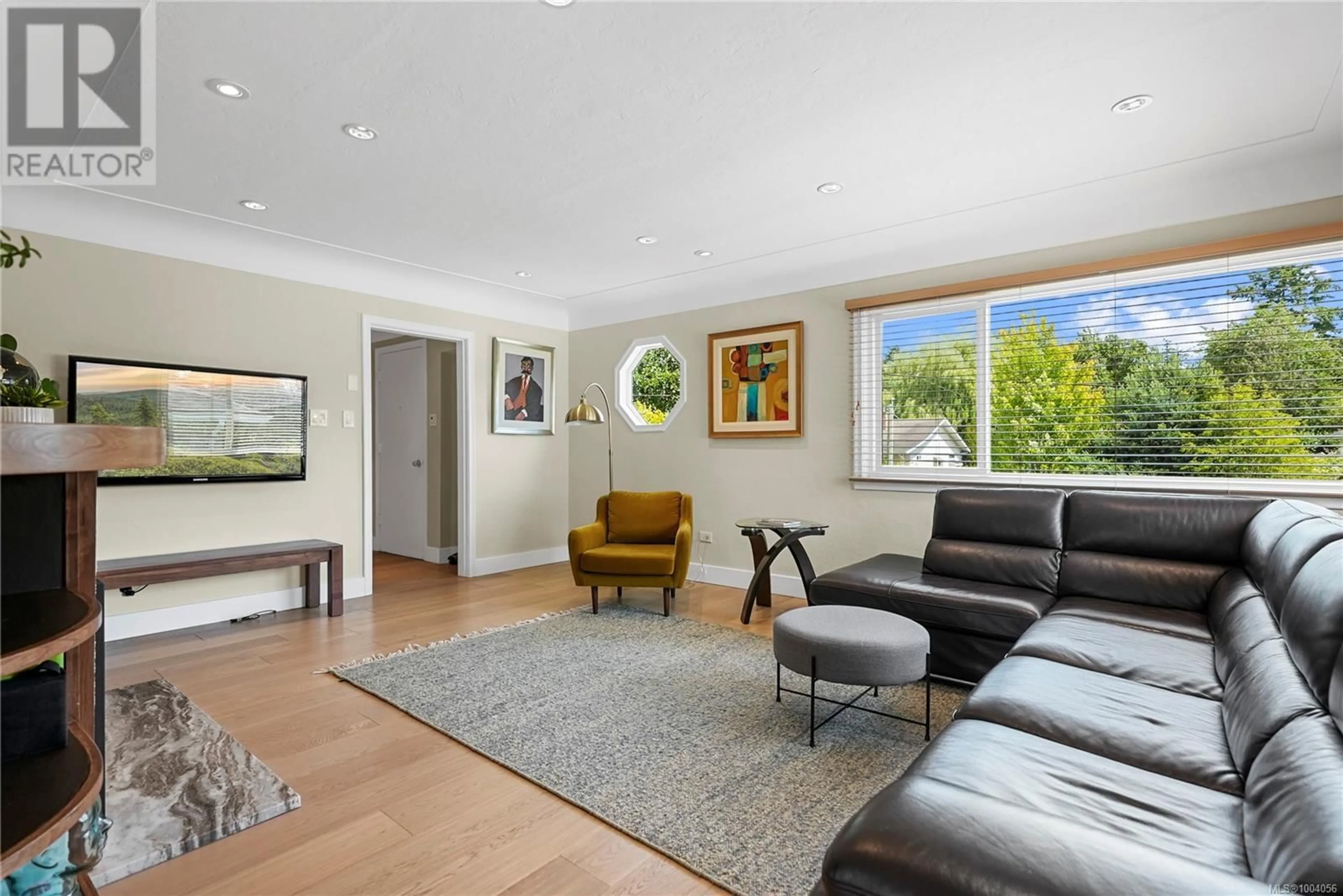 Living room with furniture, unknown for 2890 INLET AVENUE, Saanich British Columbia V9A2M7
