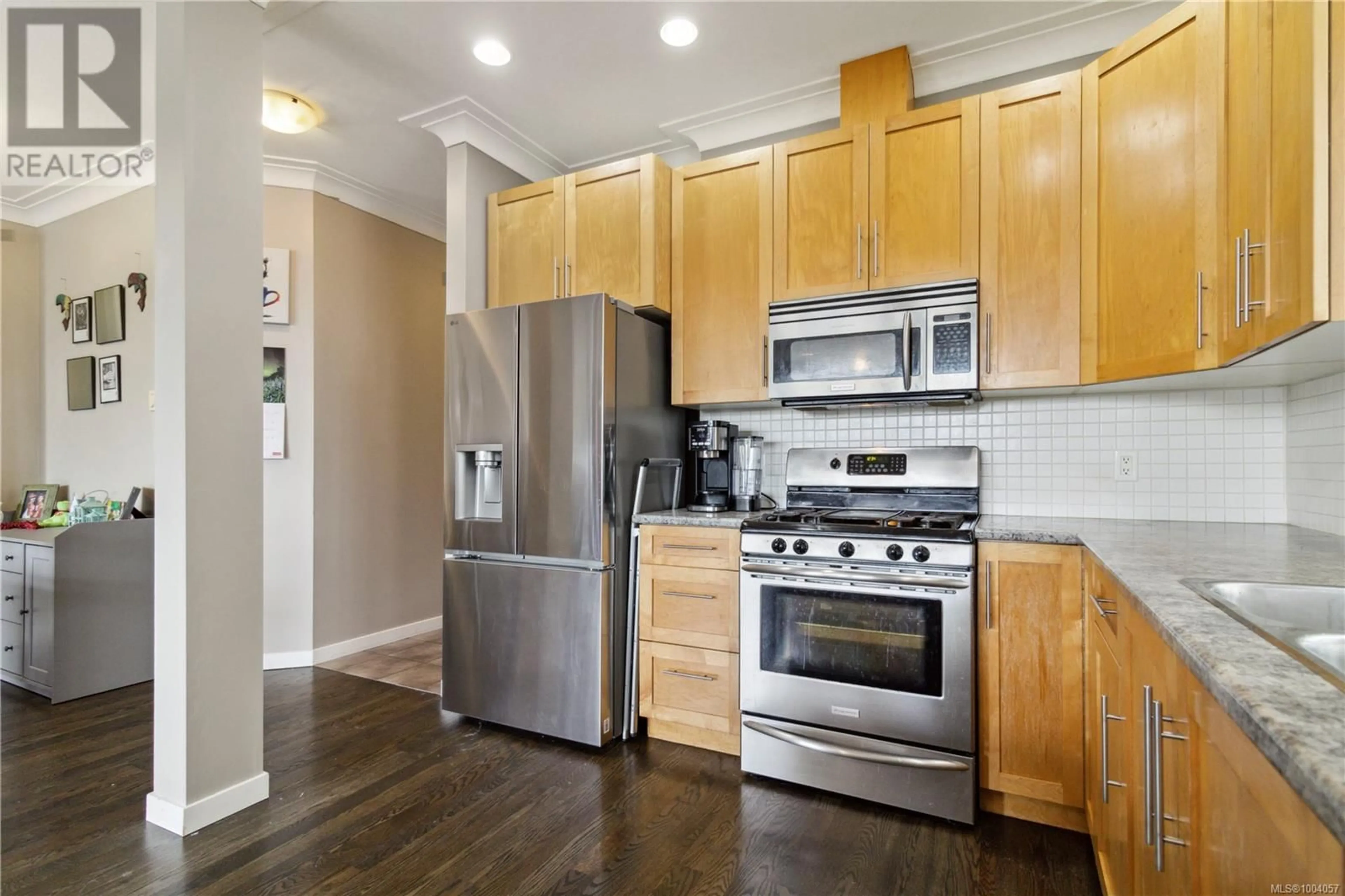 Standard kitchen, wood/laminate floor for 2073 DOVER STREET, Sooke British Columbia V9Z0Z1