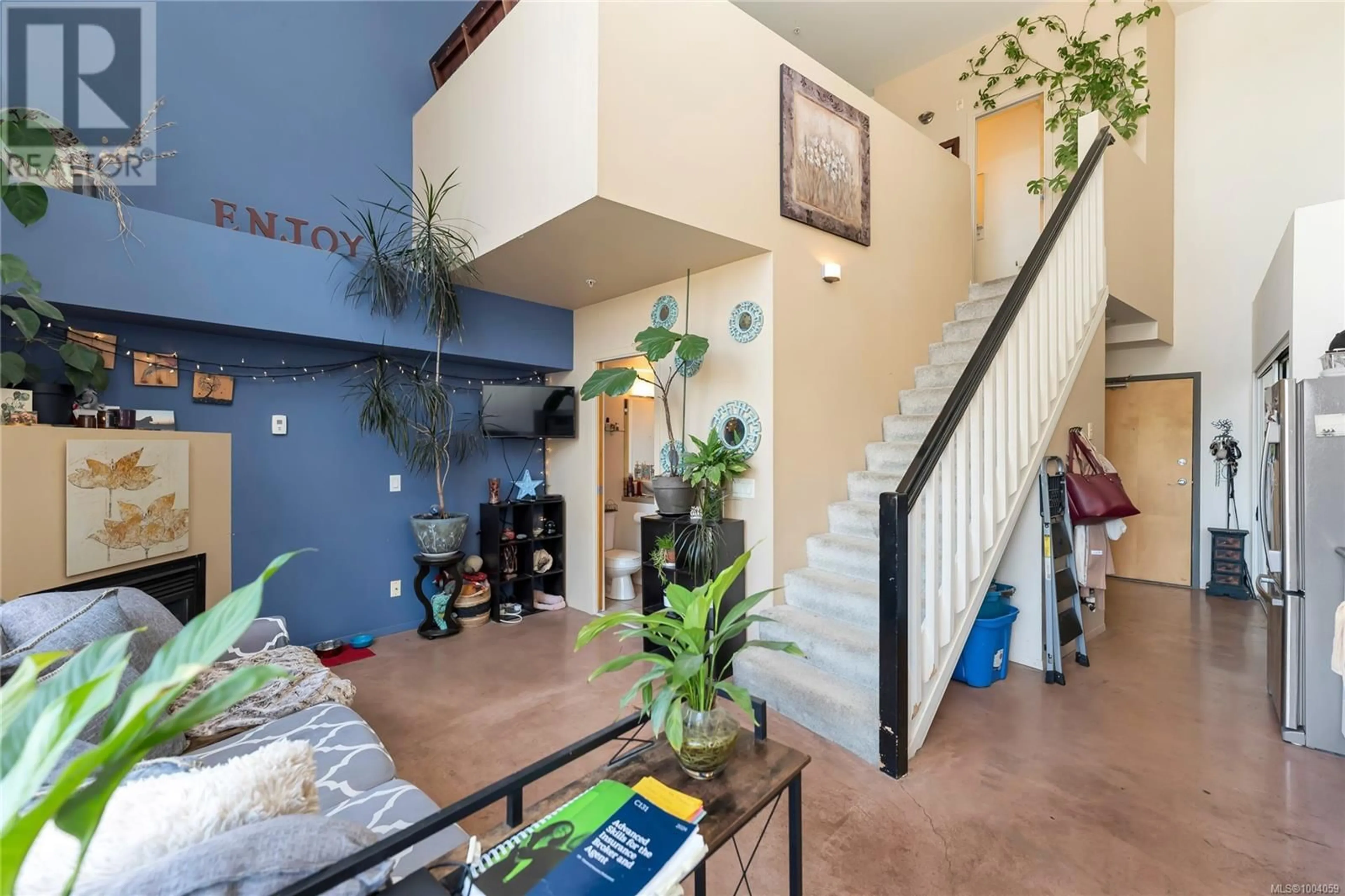 Indoor foyer for 406 - 932 JOHNSON STREET, Victoria British Columbia V8V3N4