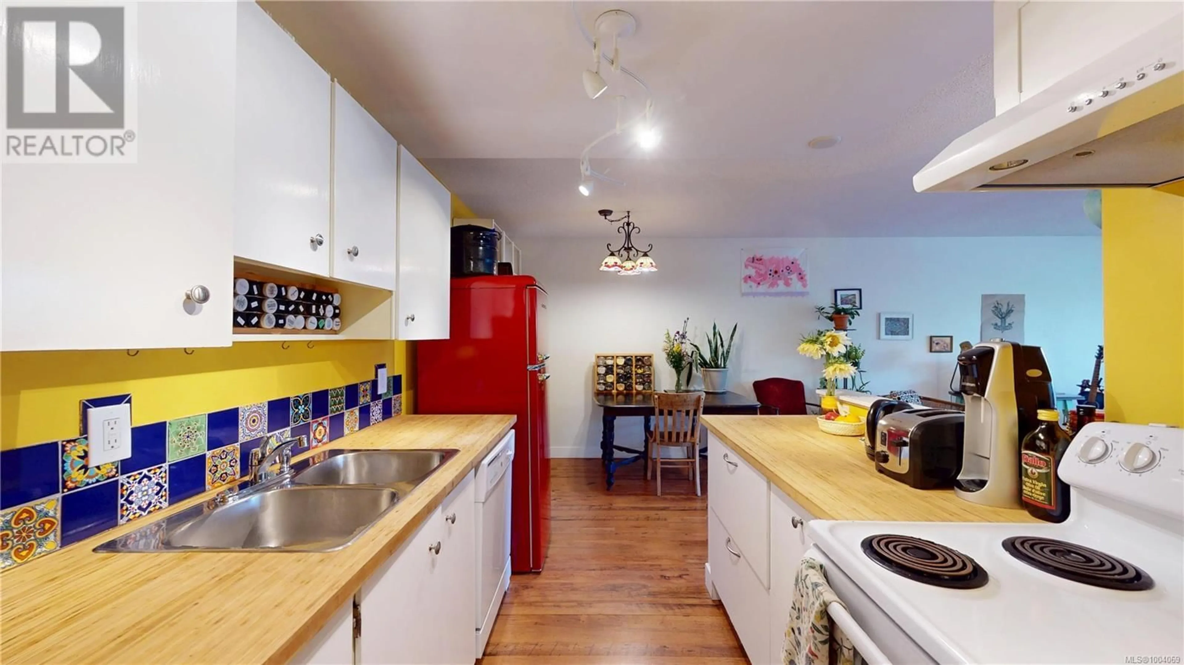 Standard kitchen, unknown for 203 - 1012 PAKINGTON STREET, Victoria British Columbia V8V3A1