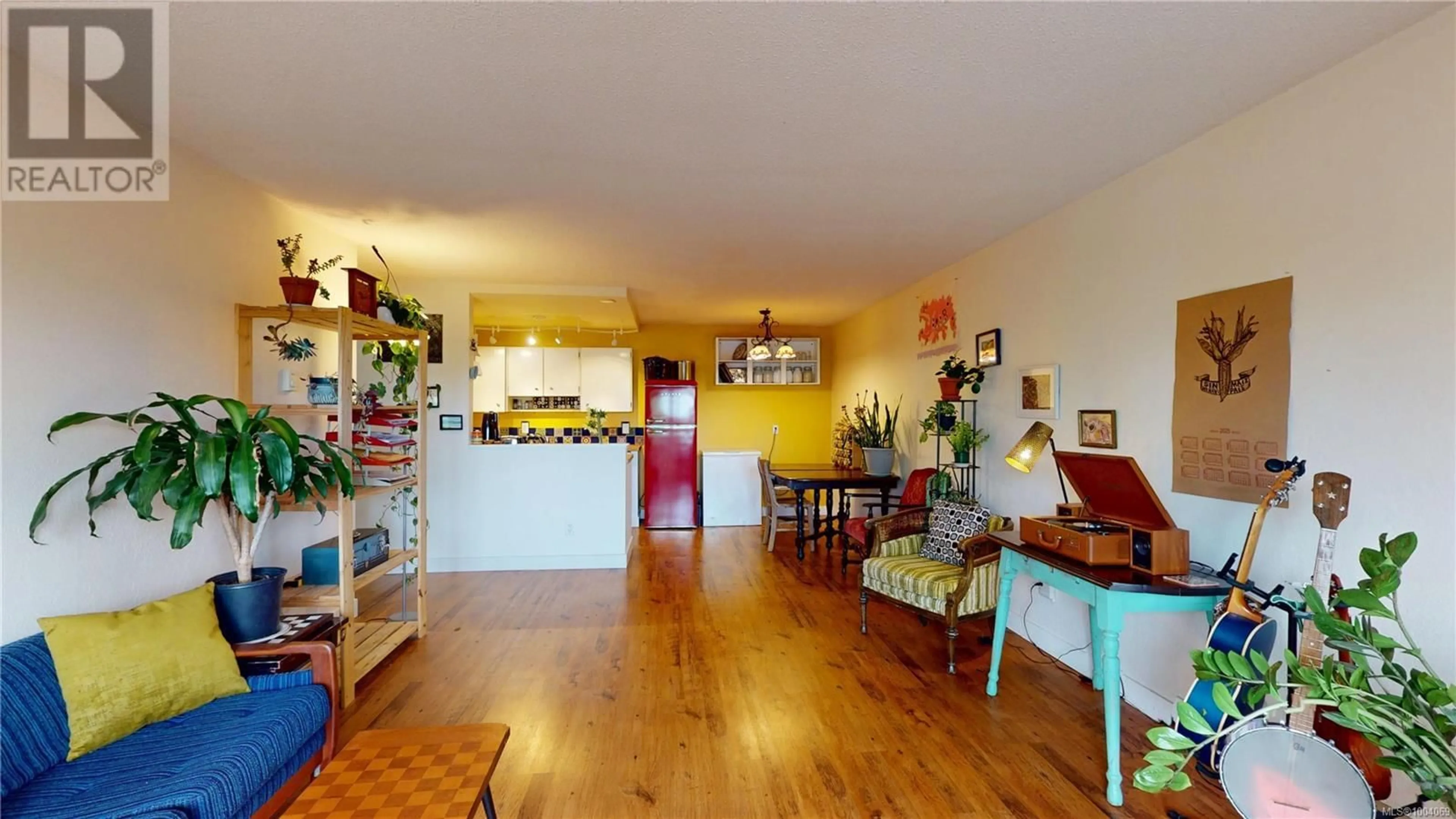 Dining room, wood/laminate floor for 203 - 1012 PAKINGTON STREET, Victoria British Columbia V8V3A1