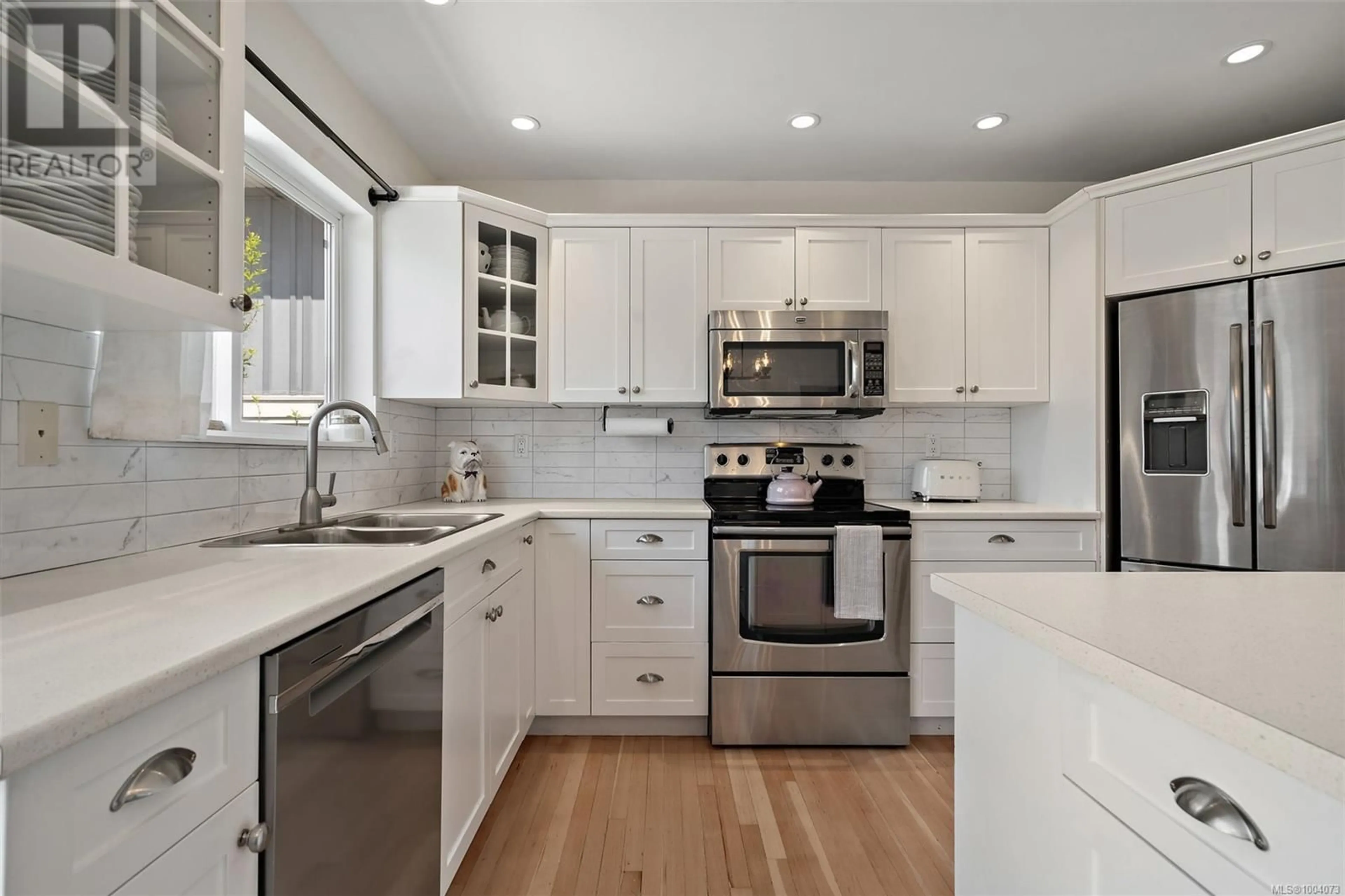 Contemporary kitchen, unknown for 924 STAFFORD STREET, Saanich British Columbia V8X2V8