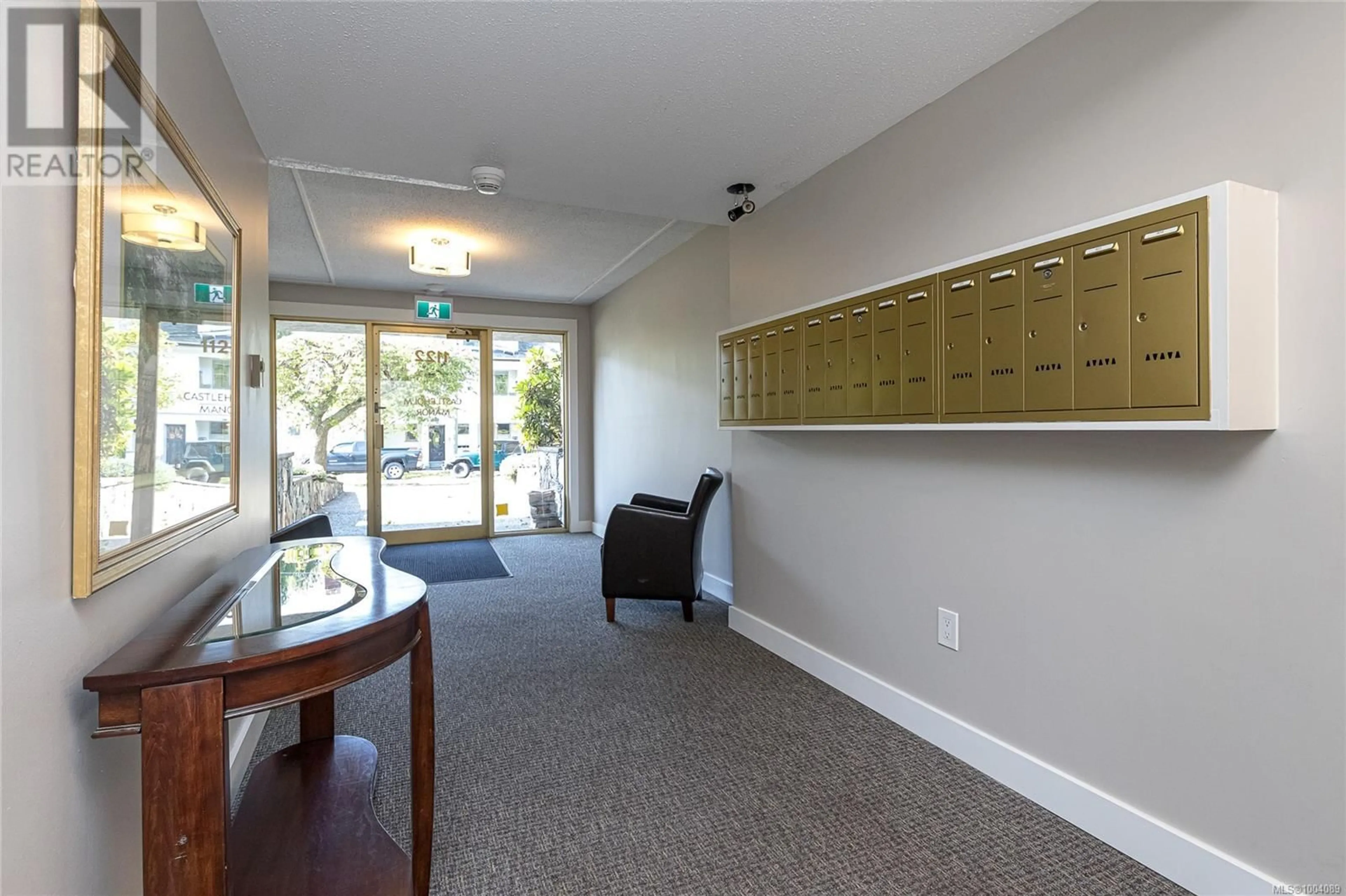 Indoor foyer for 202 - 1122 HILDA STREET, Victoria British Columbia V8V2Z4