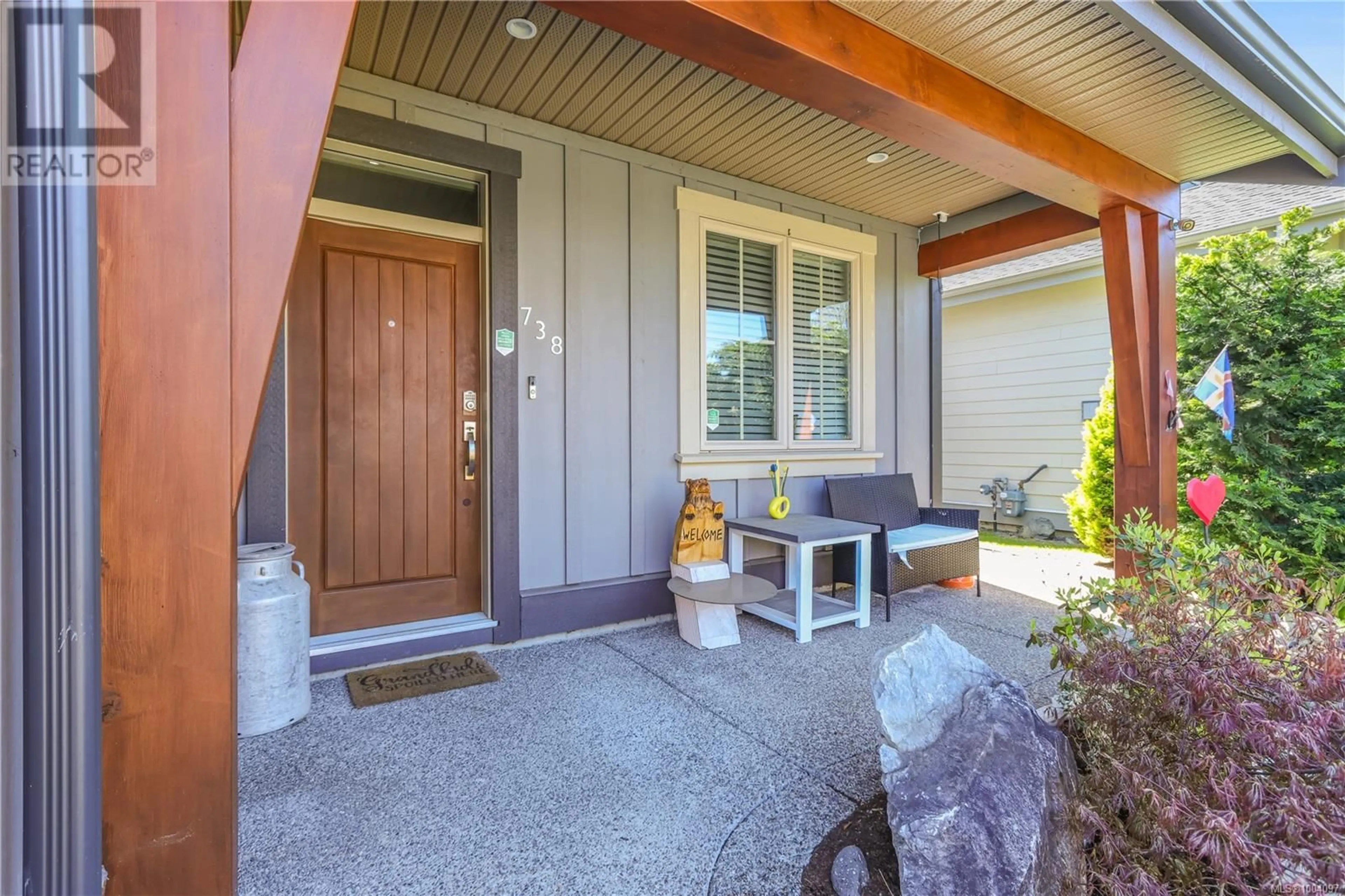 Indoor entryway for 738 WEST RIDGE WAY, Qualicum Beach British Columbia V9K0A9
