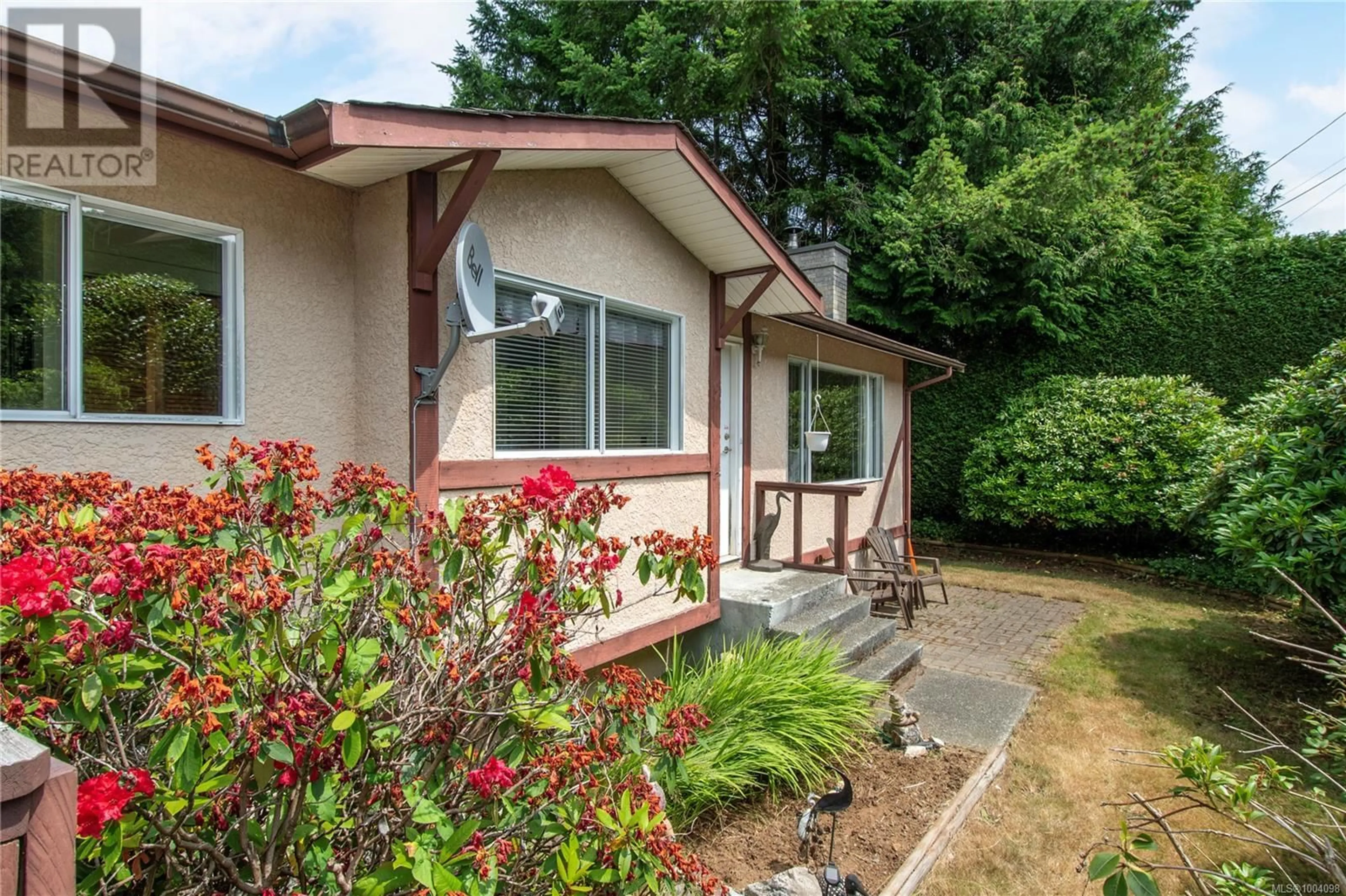 Home with vinyl exterior material, street for 880 PINECREST ROAD, Campbell River British Columbia V9W3P3